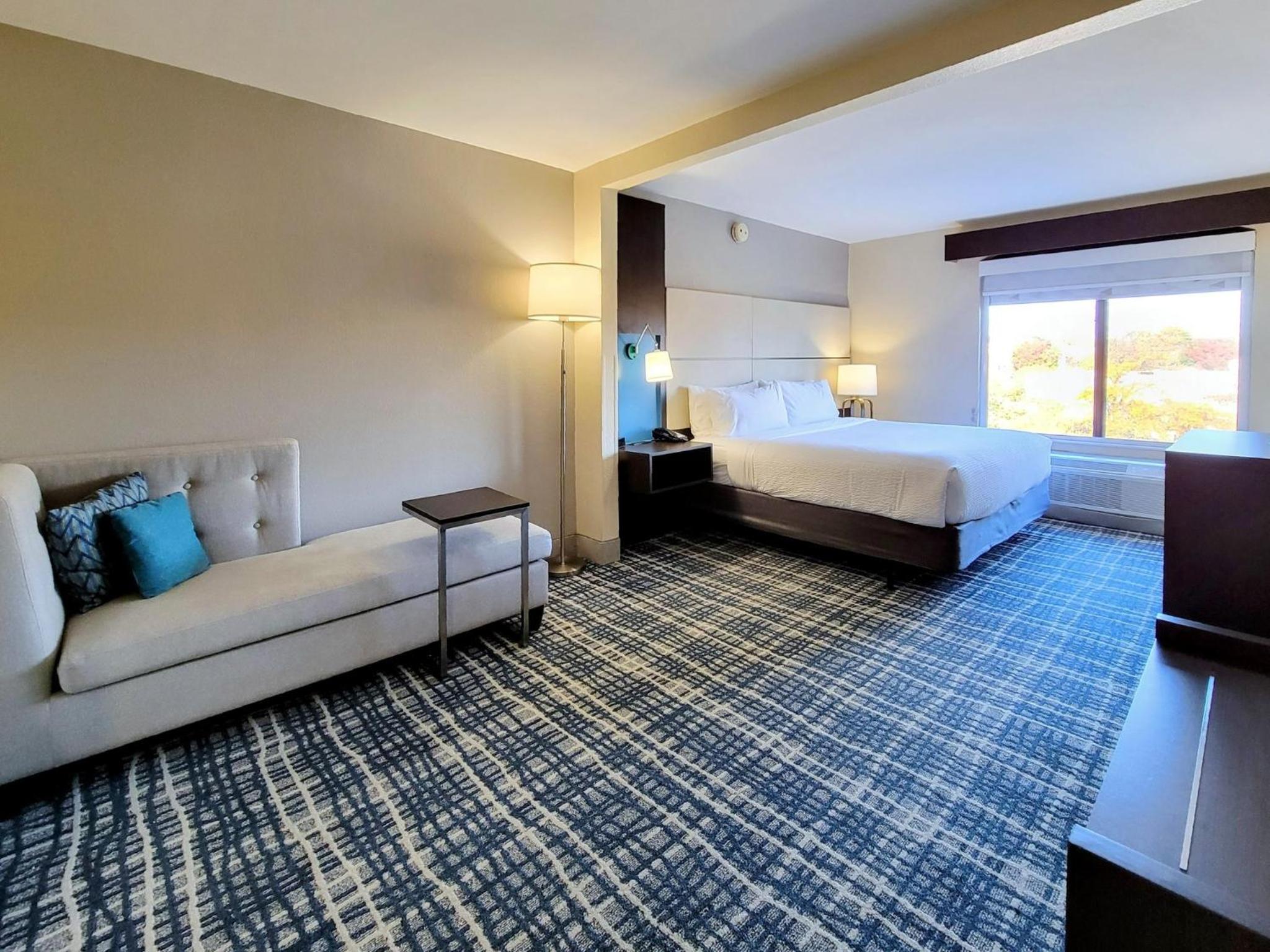 Standard King Room - Photo 13