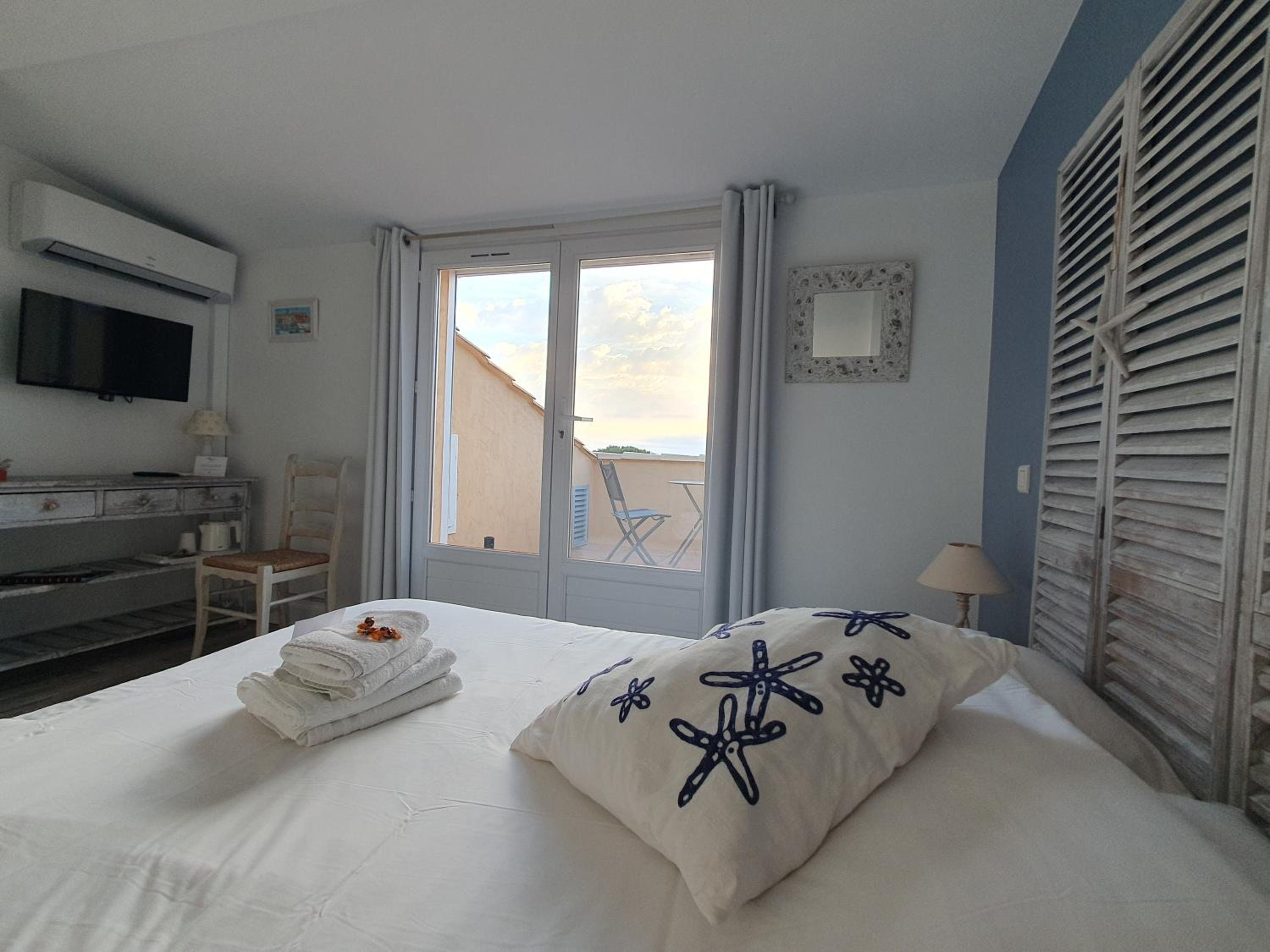 Double Room with Patio - Photo 7