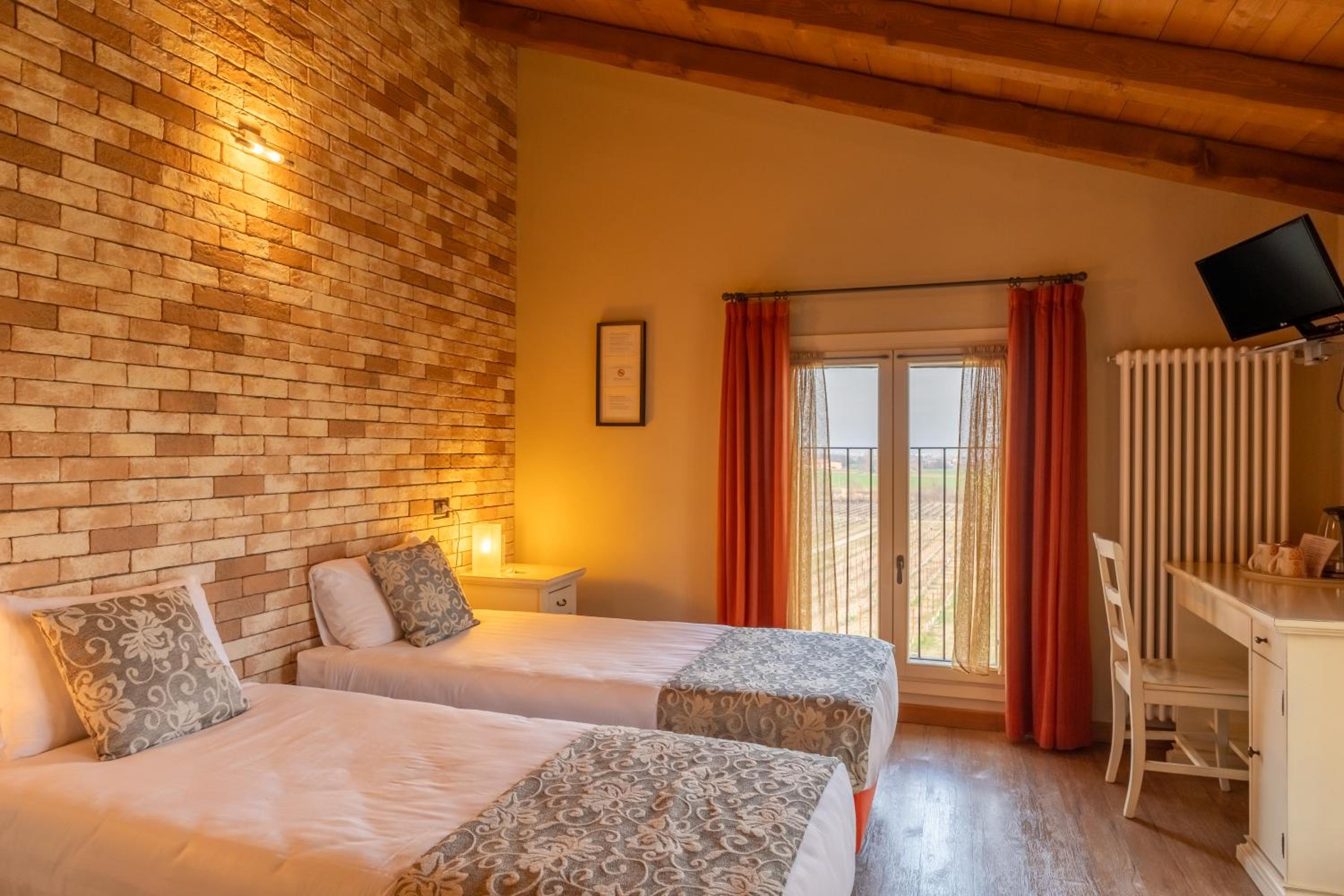 Standard Twin Room - Photo 1
