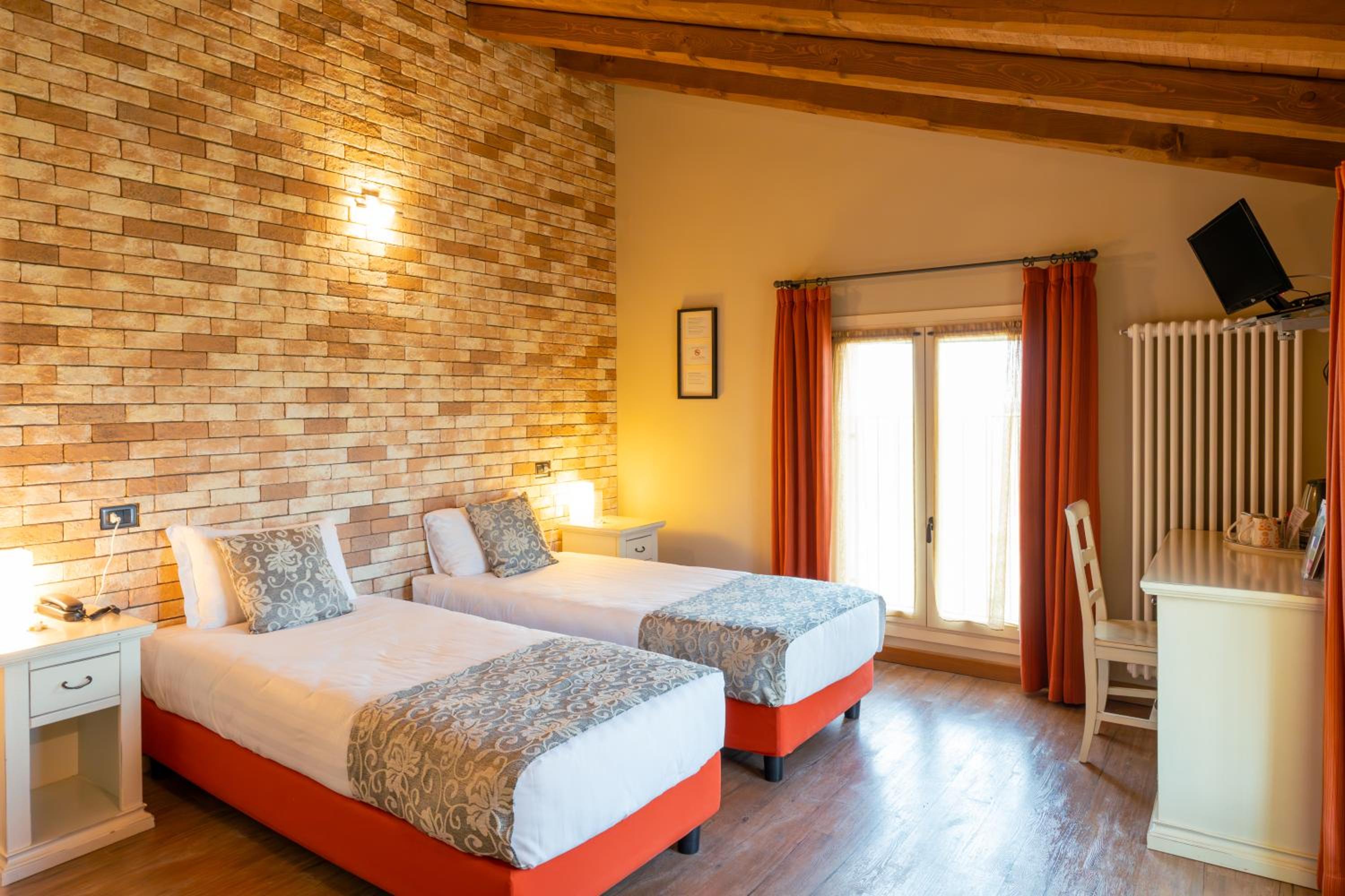 Standard Twin Room - Photo 2