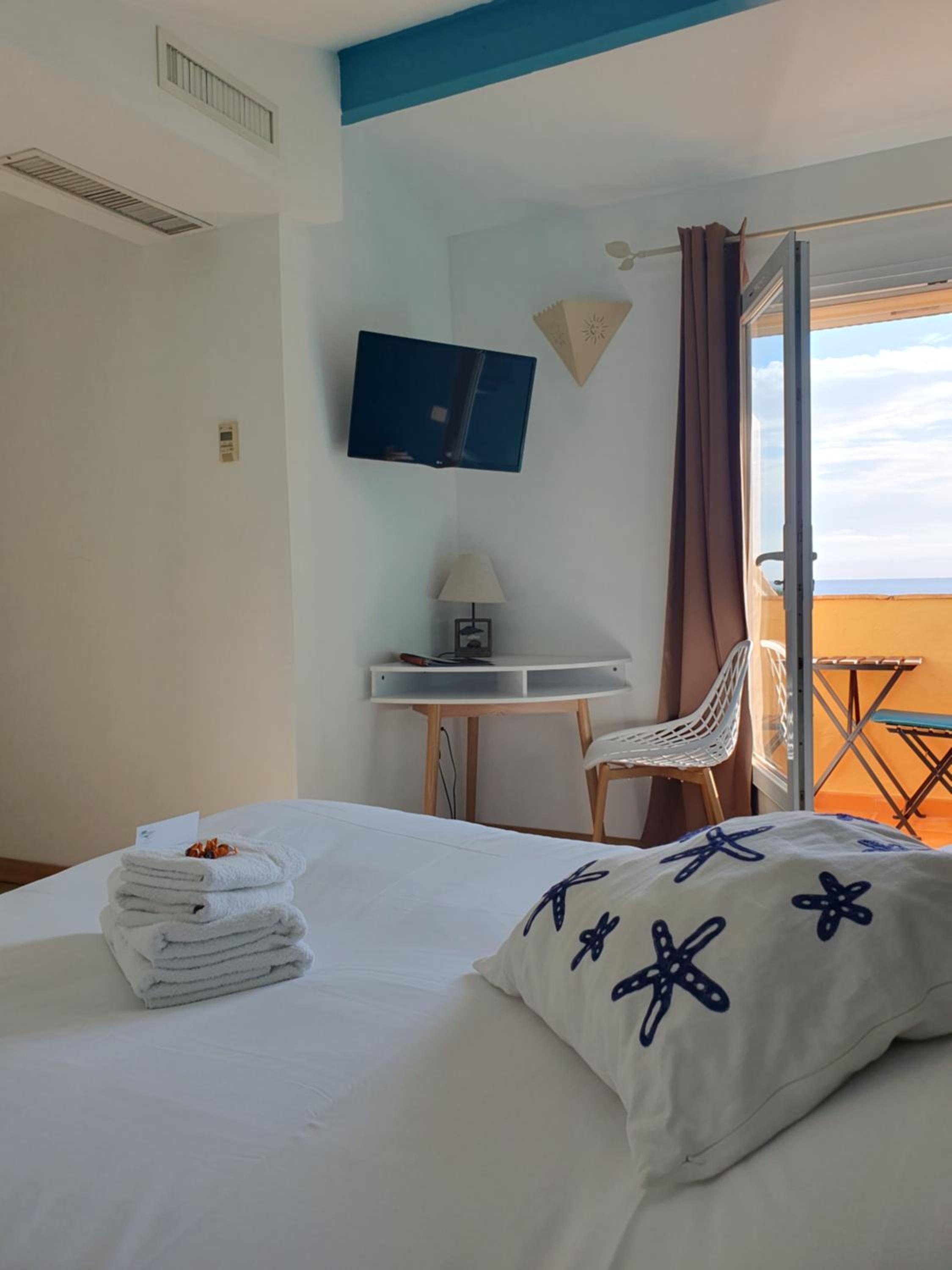 Double Room with Sea View and Balcony - Photo 1