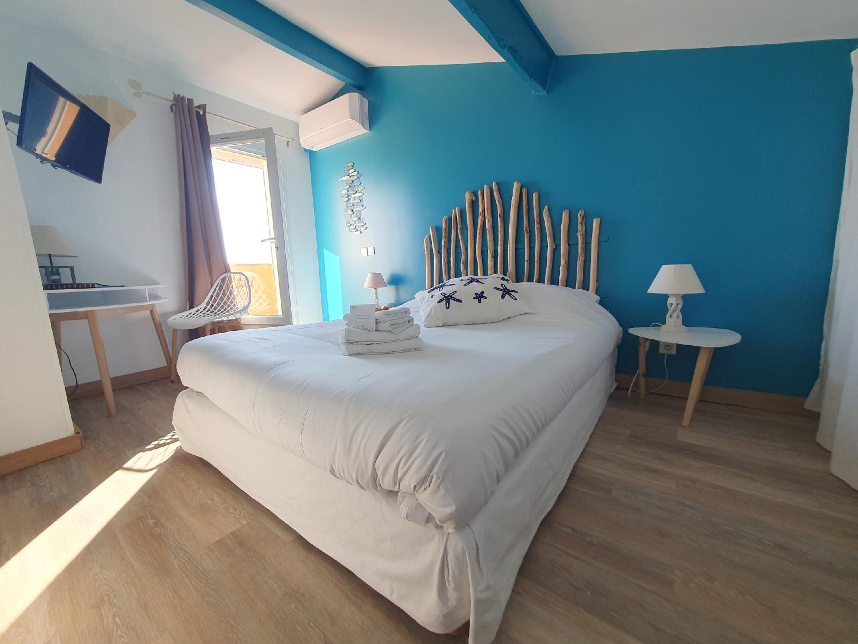 Double Room with Sea View and Balcony - Photo 8
