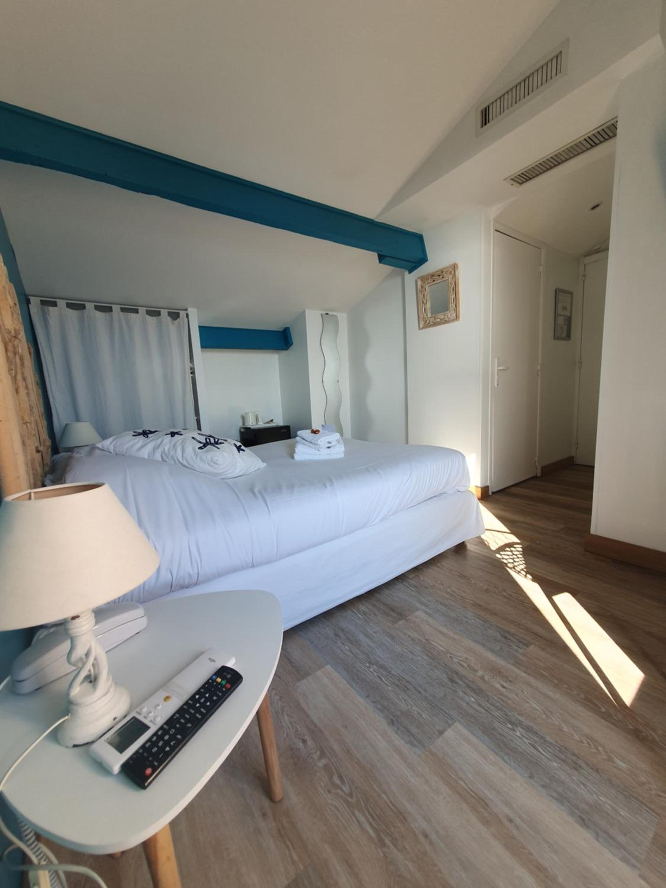 Double Room with Sea View and Balcony - Photo 9