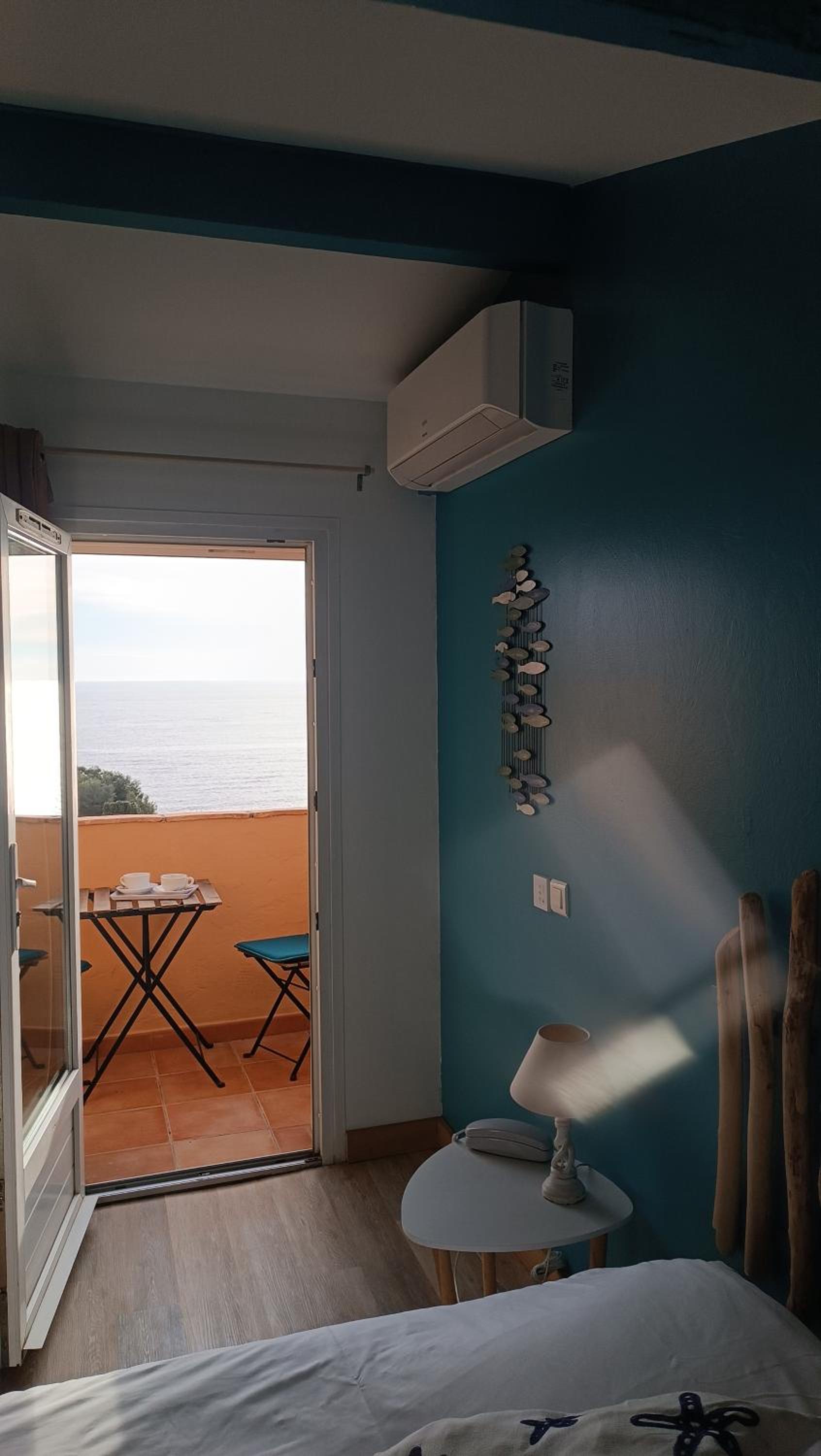 Double Room with Sea View and Balcony - Photo 3