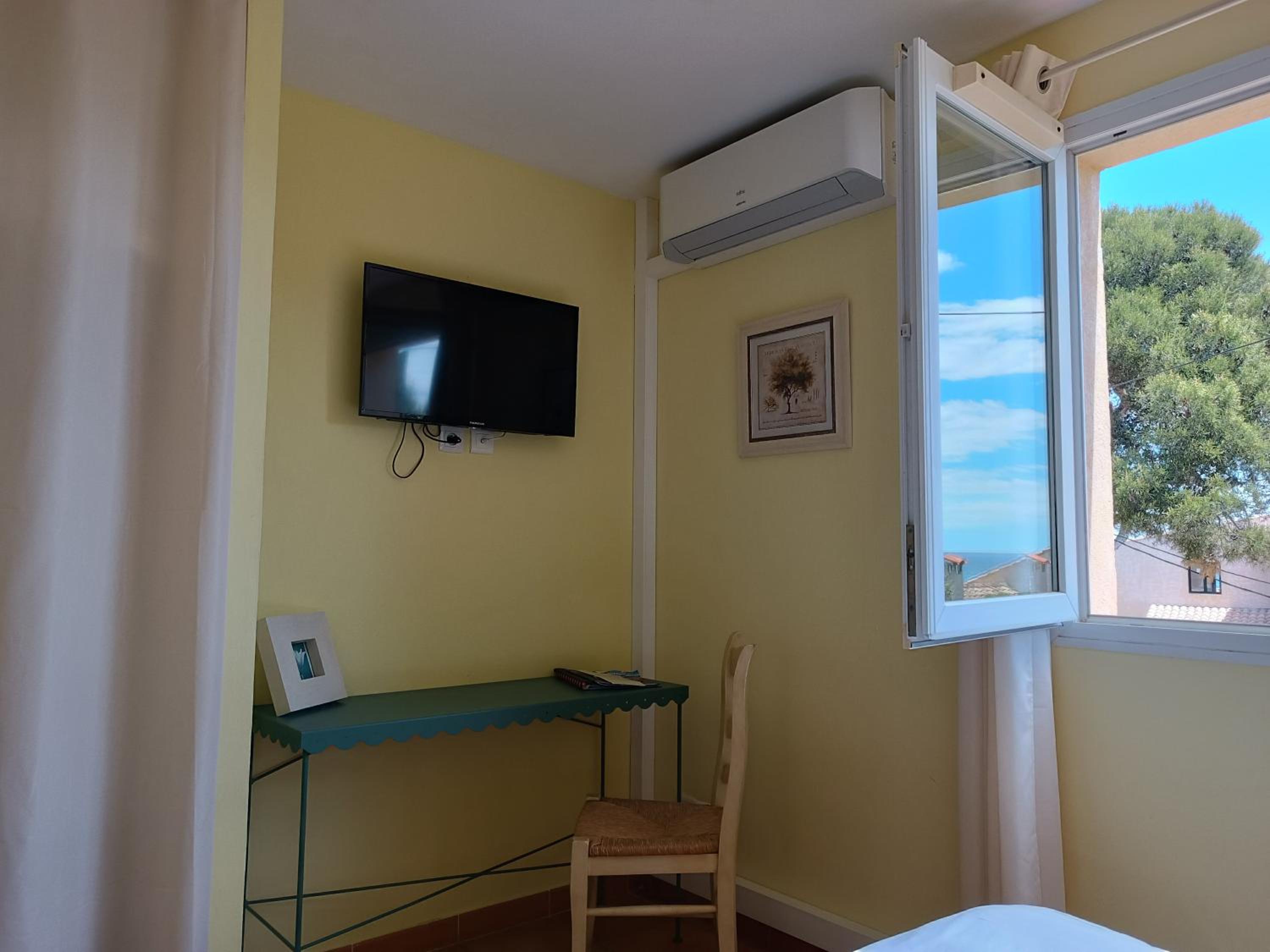 Standard Double Room with Sea View - Photo 9