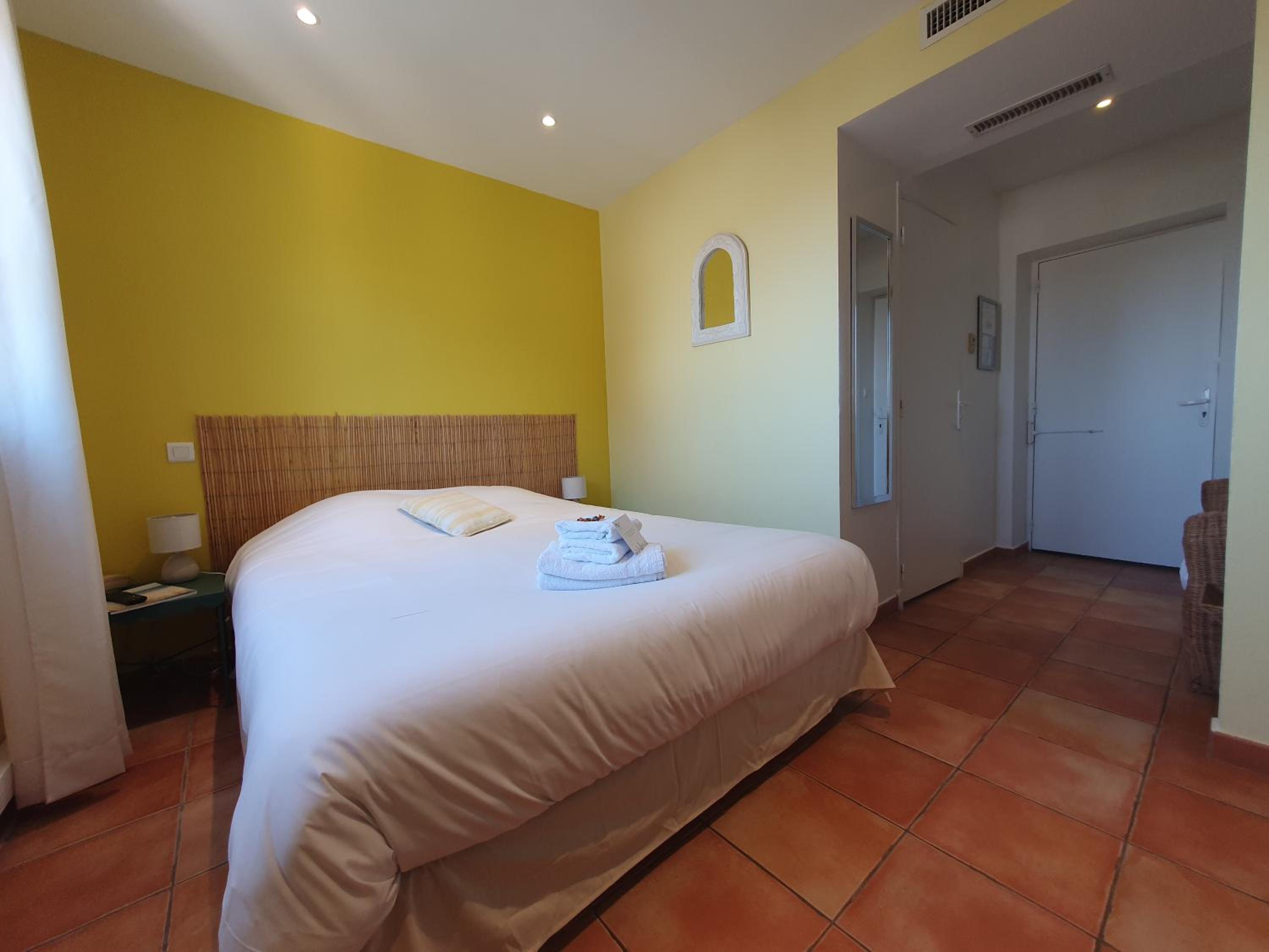 Standard Double Room with Sea View - Photo 8
