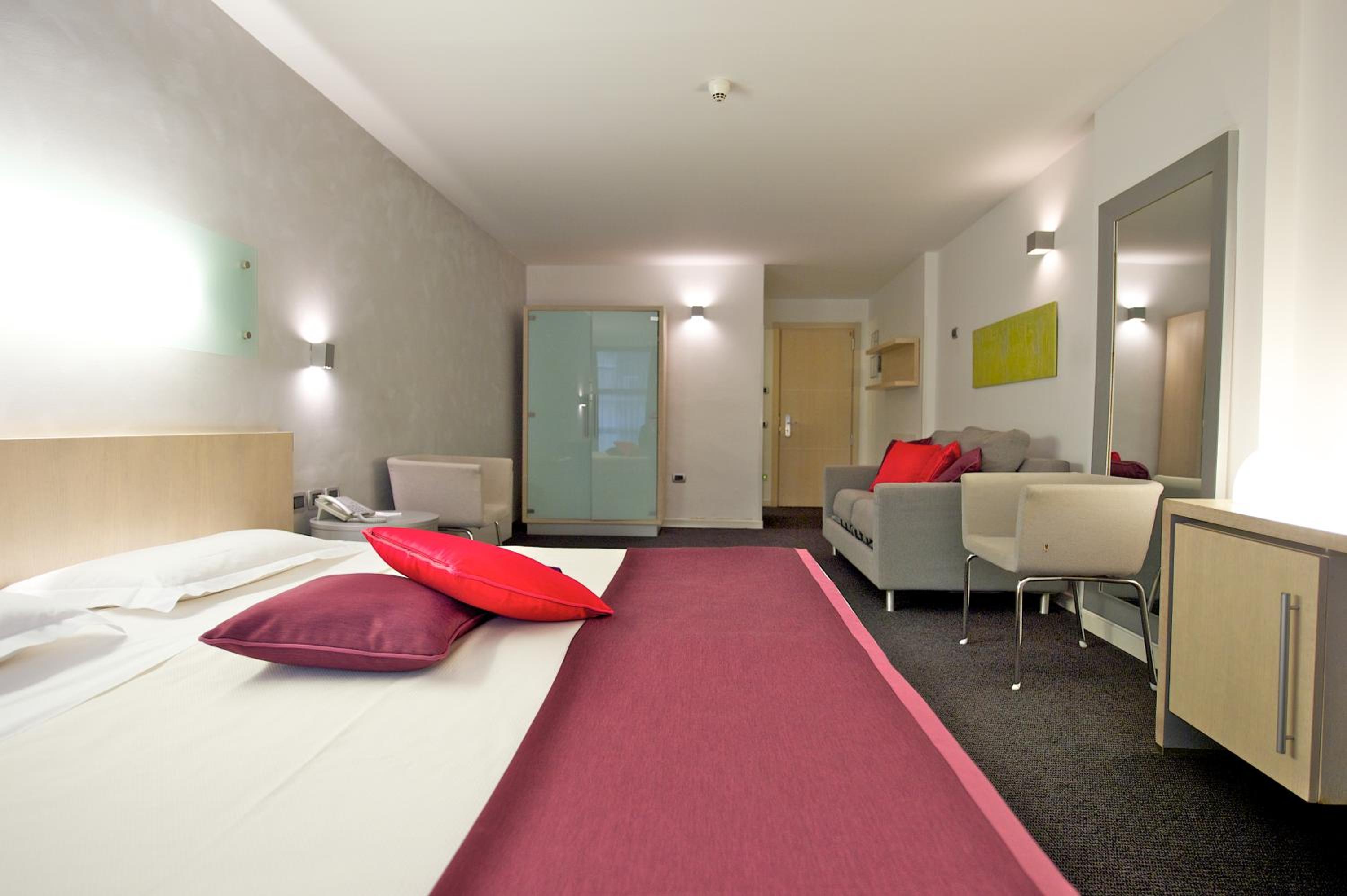 Superior Room with 1 Double Bed and 1 Single Bed - Photo 5