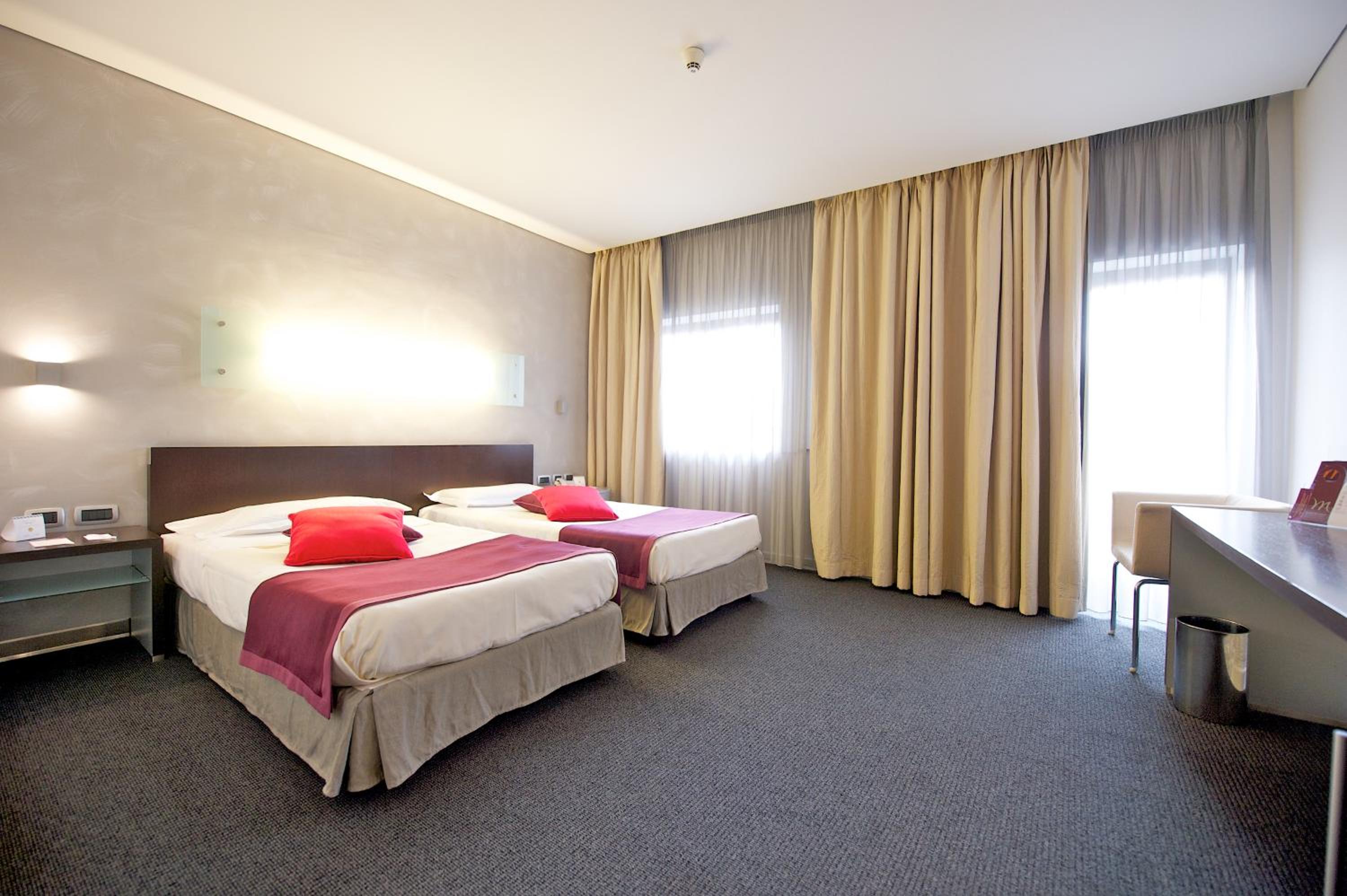 Standard Twin Room - Photo 1