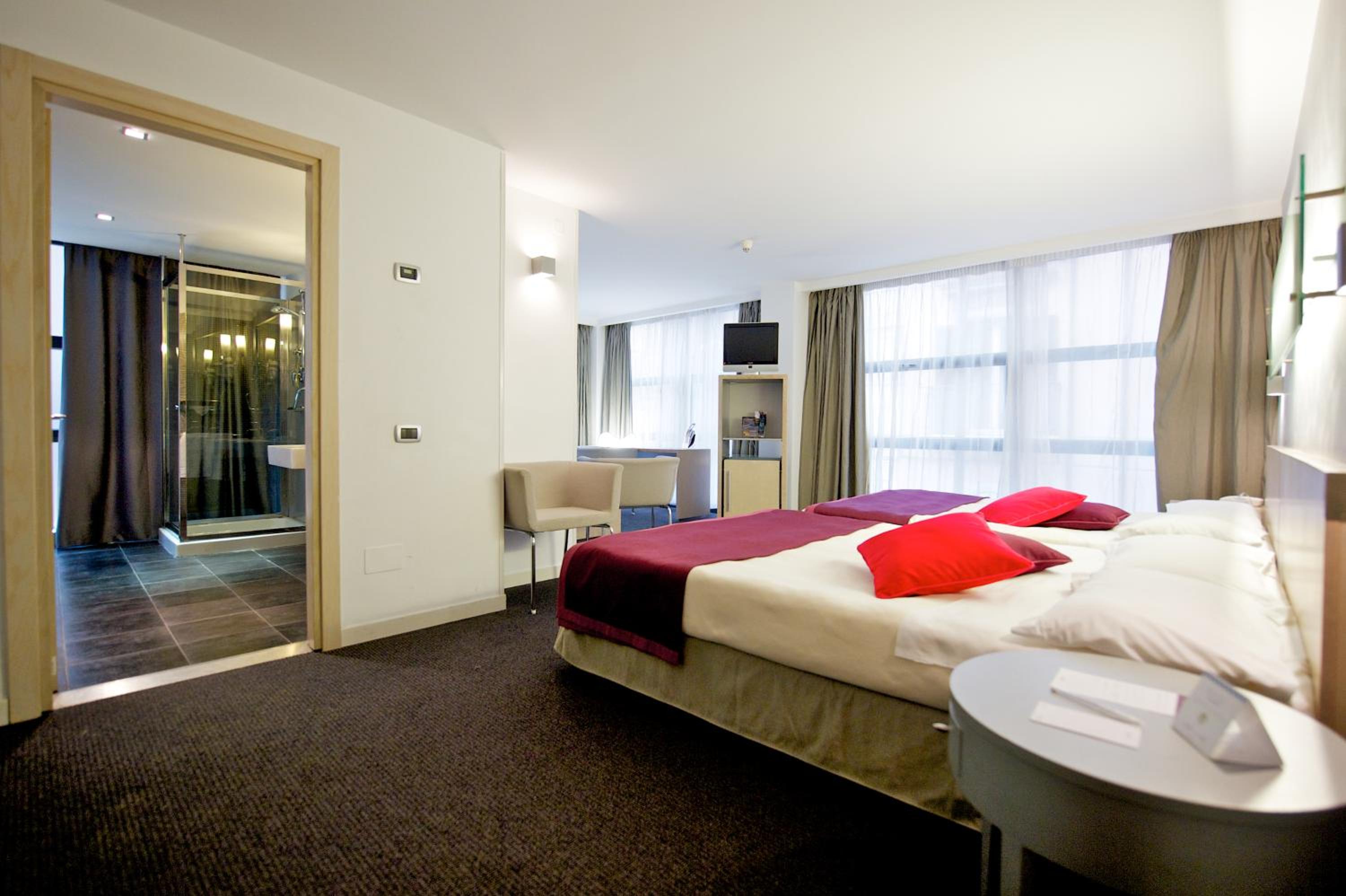Superior Room with 1 Double Bed and 1 Single Bed - Photo 1