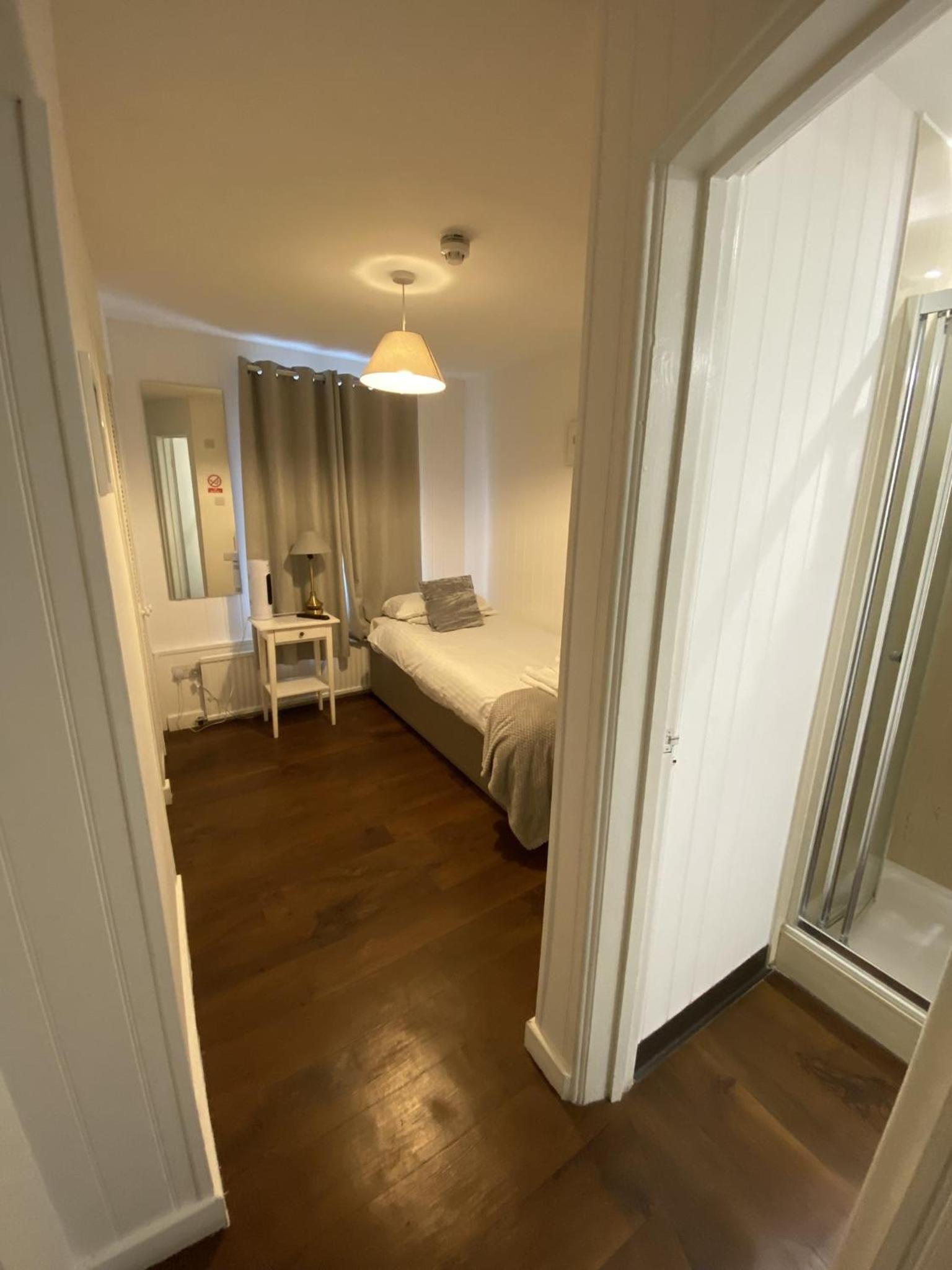 Standard Single Room with Shower photo 2
