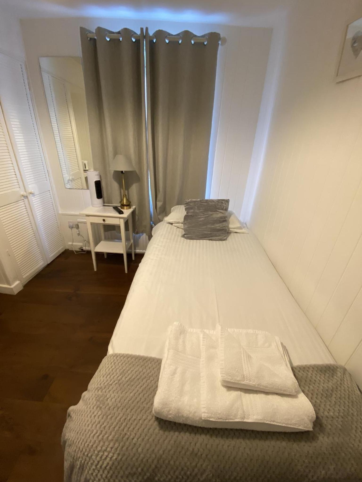 Standard Single Room with Shower photo 3