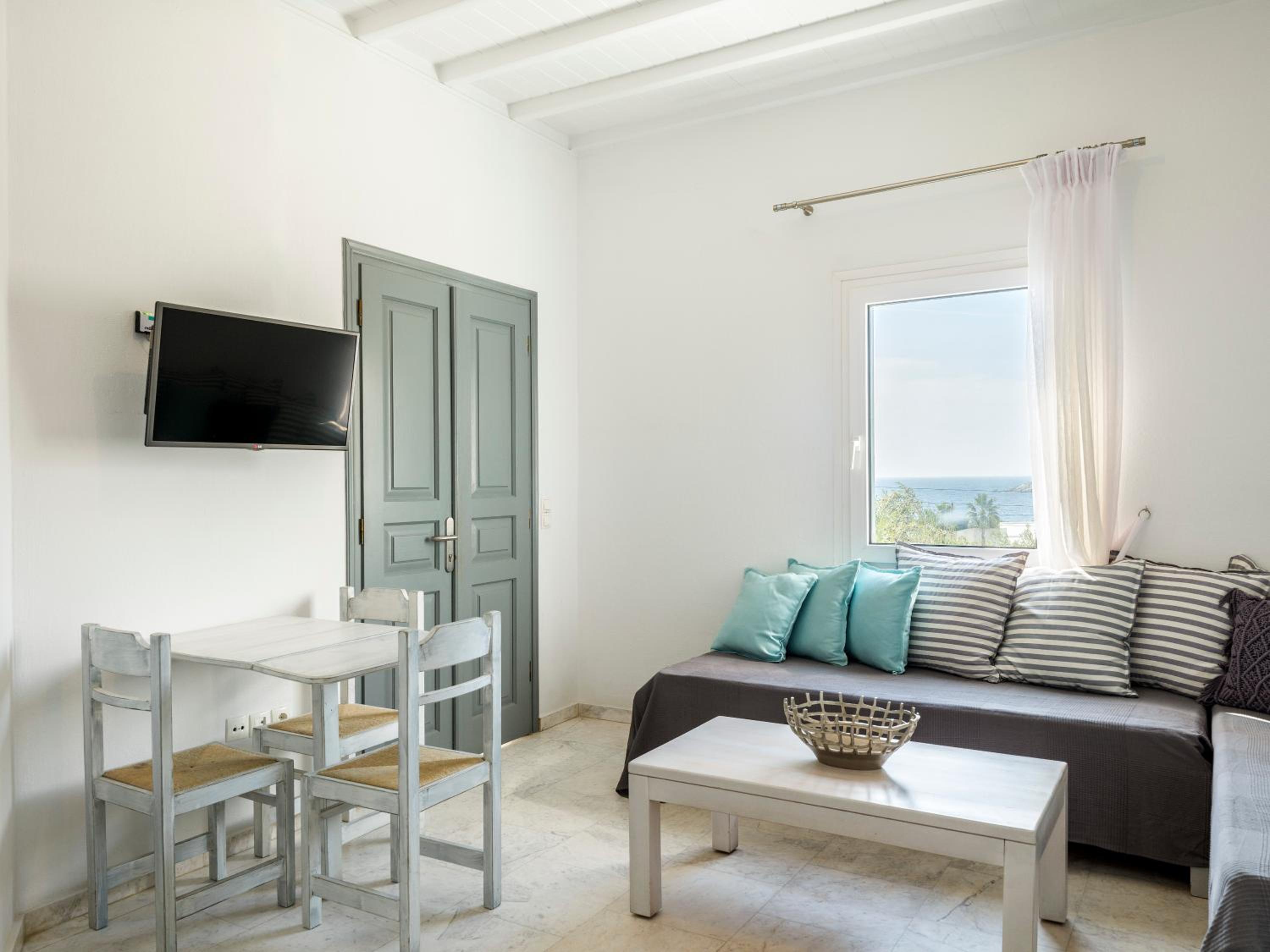 One-Bedroom Apartment - Photo 2