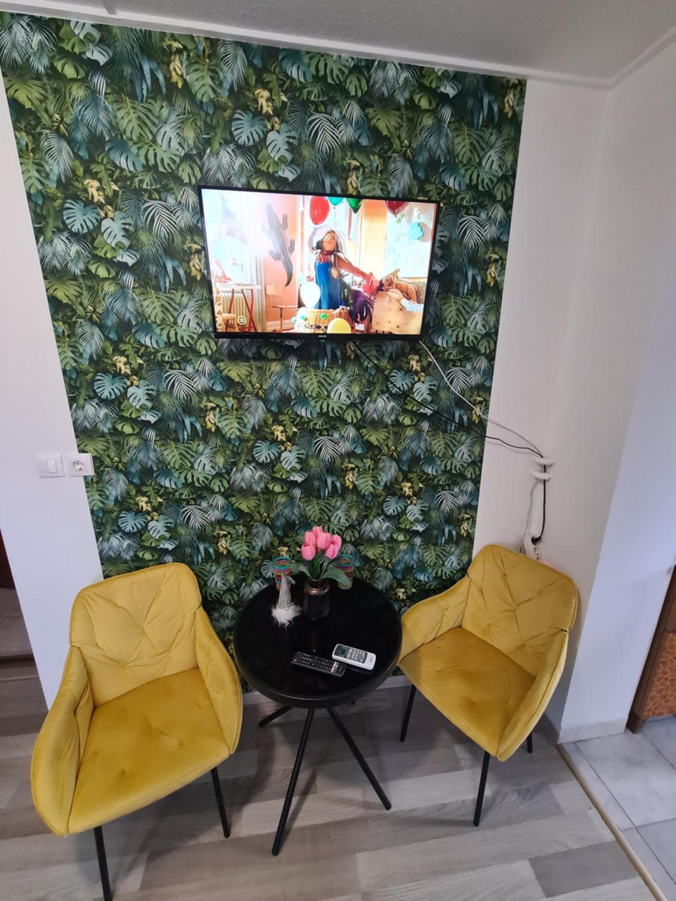 Apartment with Lake View - Photo 8