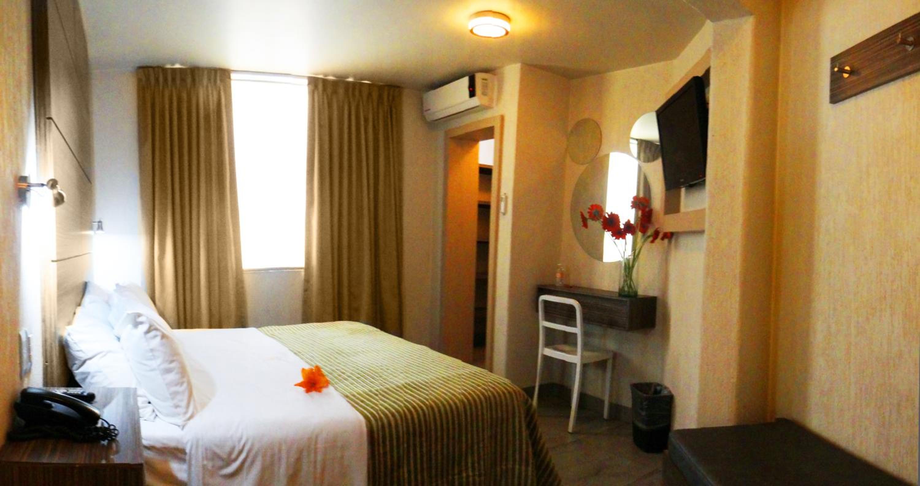 Queen Room - Photo 18
