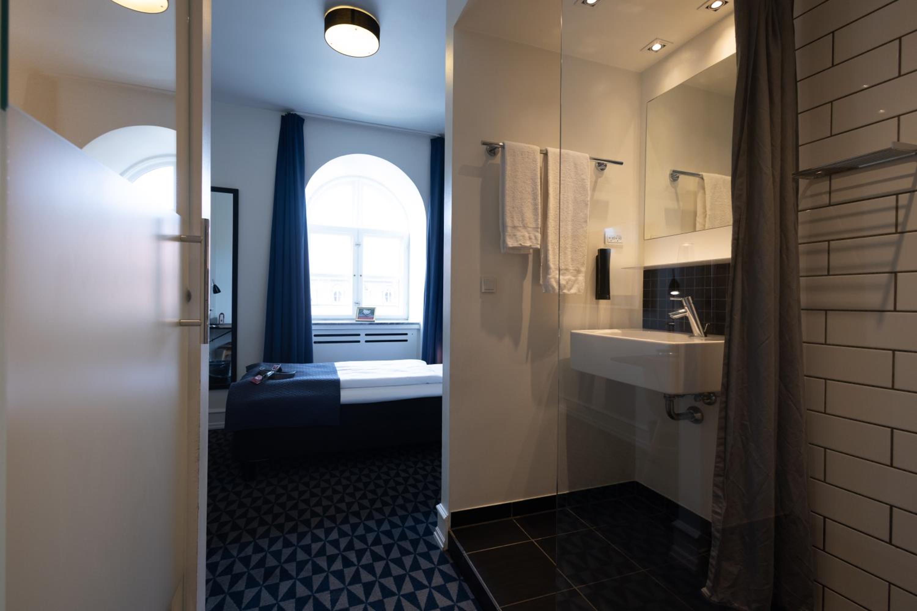 Single Room thumbnail 6