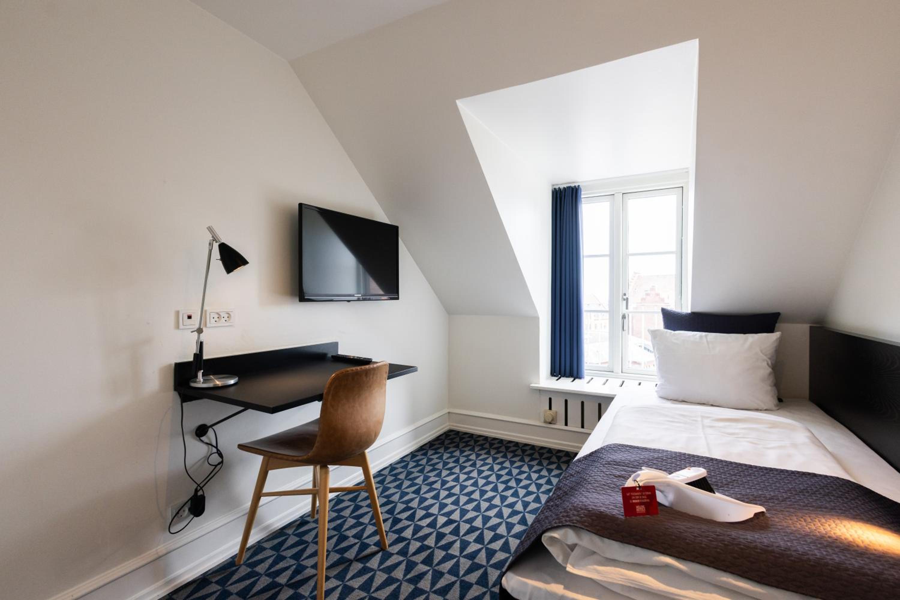 Single Room thumbnail 5
