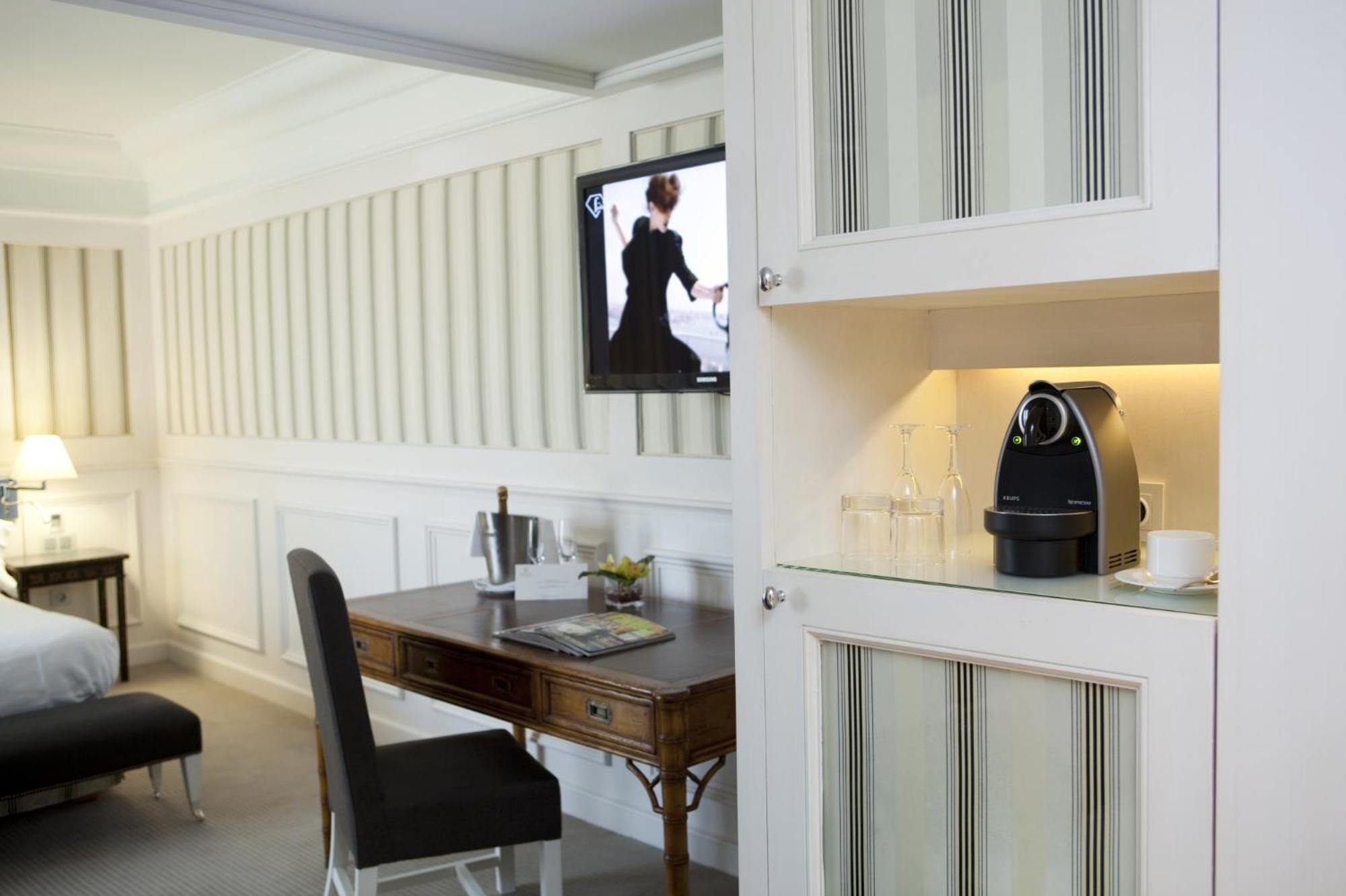 Premium Family Room - Photo 3
