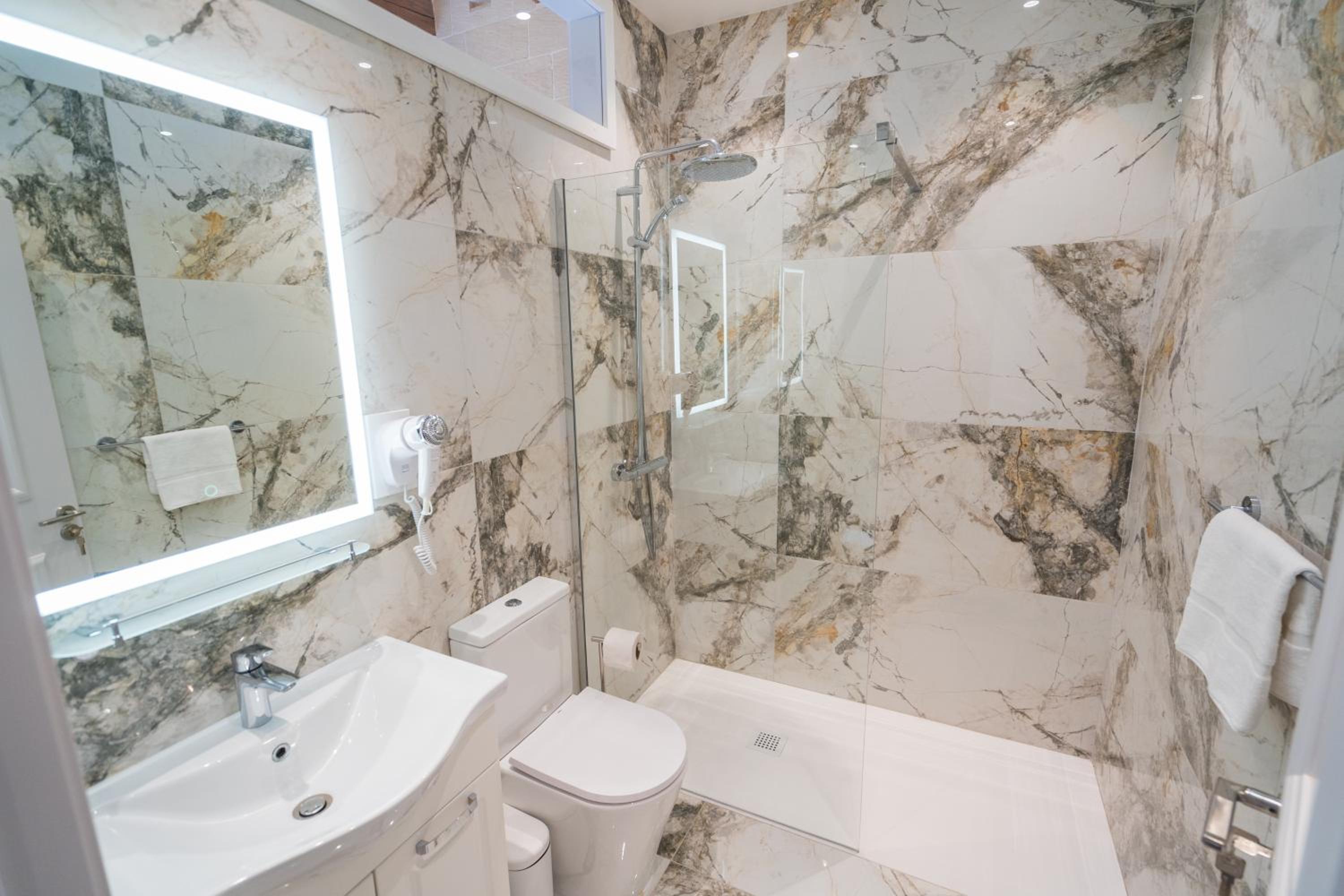 Deluxe Double Room with Shower photo 3