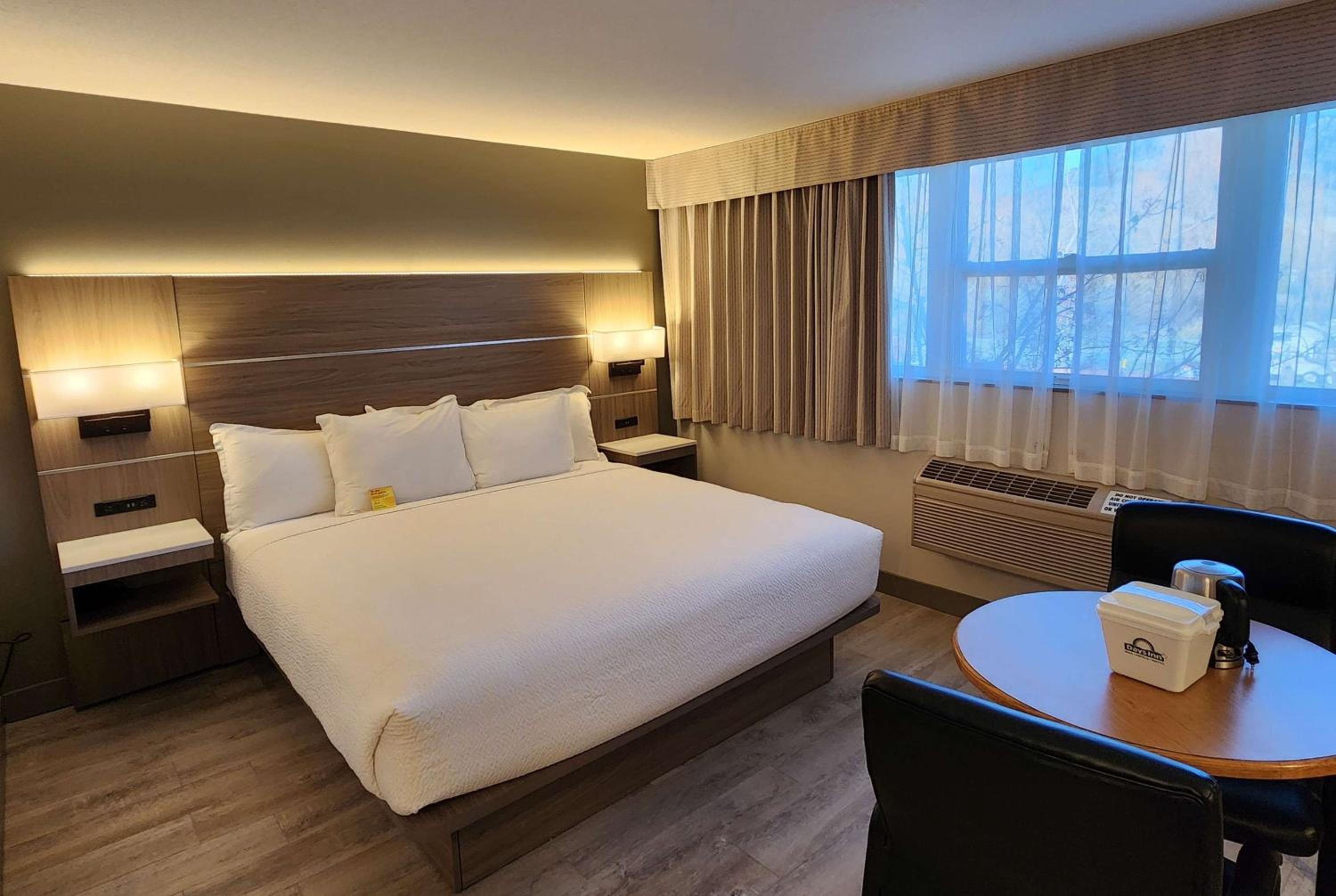 King Room - Non-Smoking - Photo 1