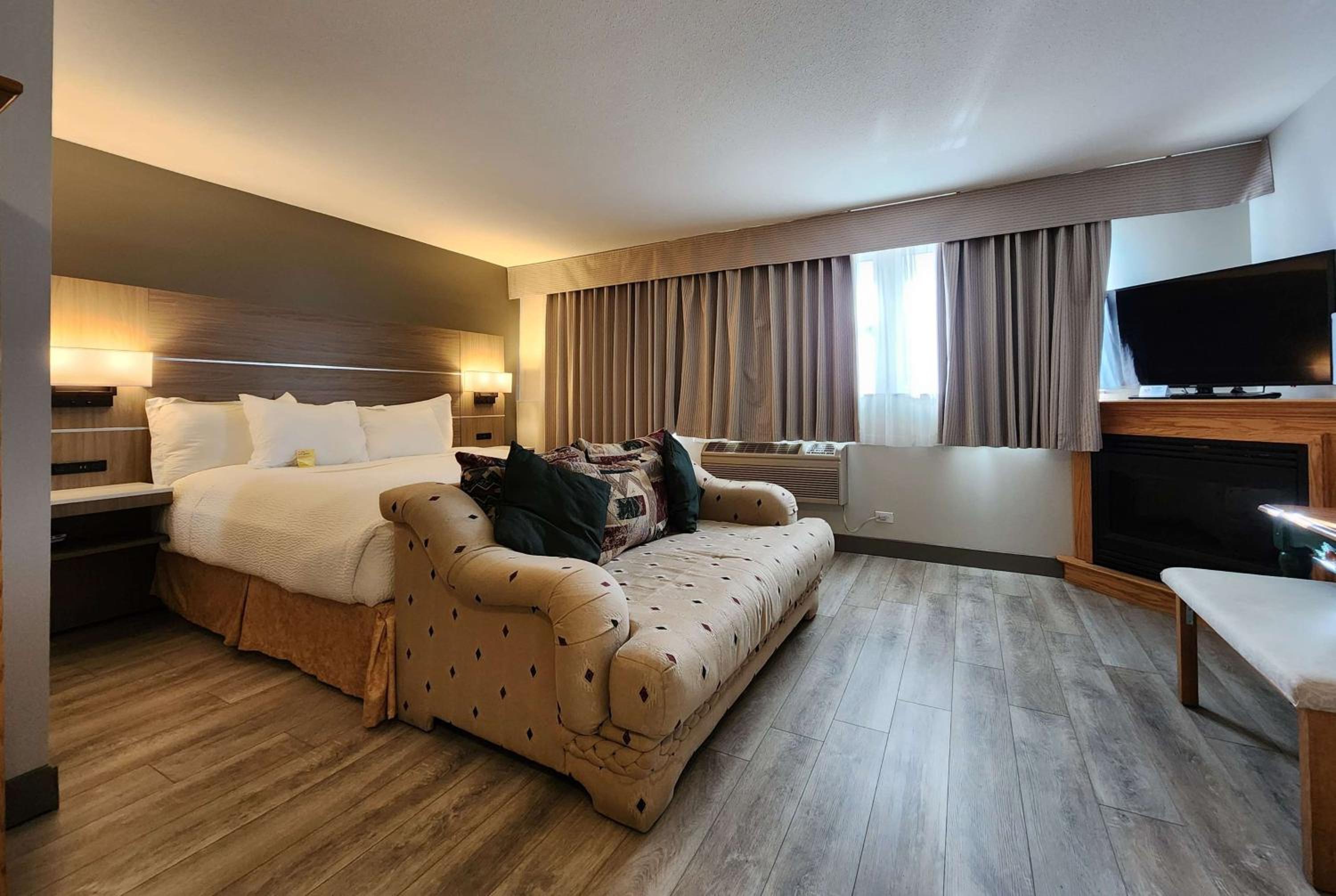 1 King Bed, Deluxe Studio Suite, Pool View, Non-Smoking