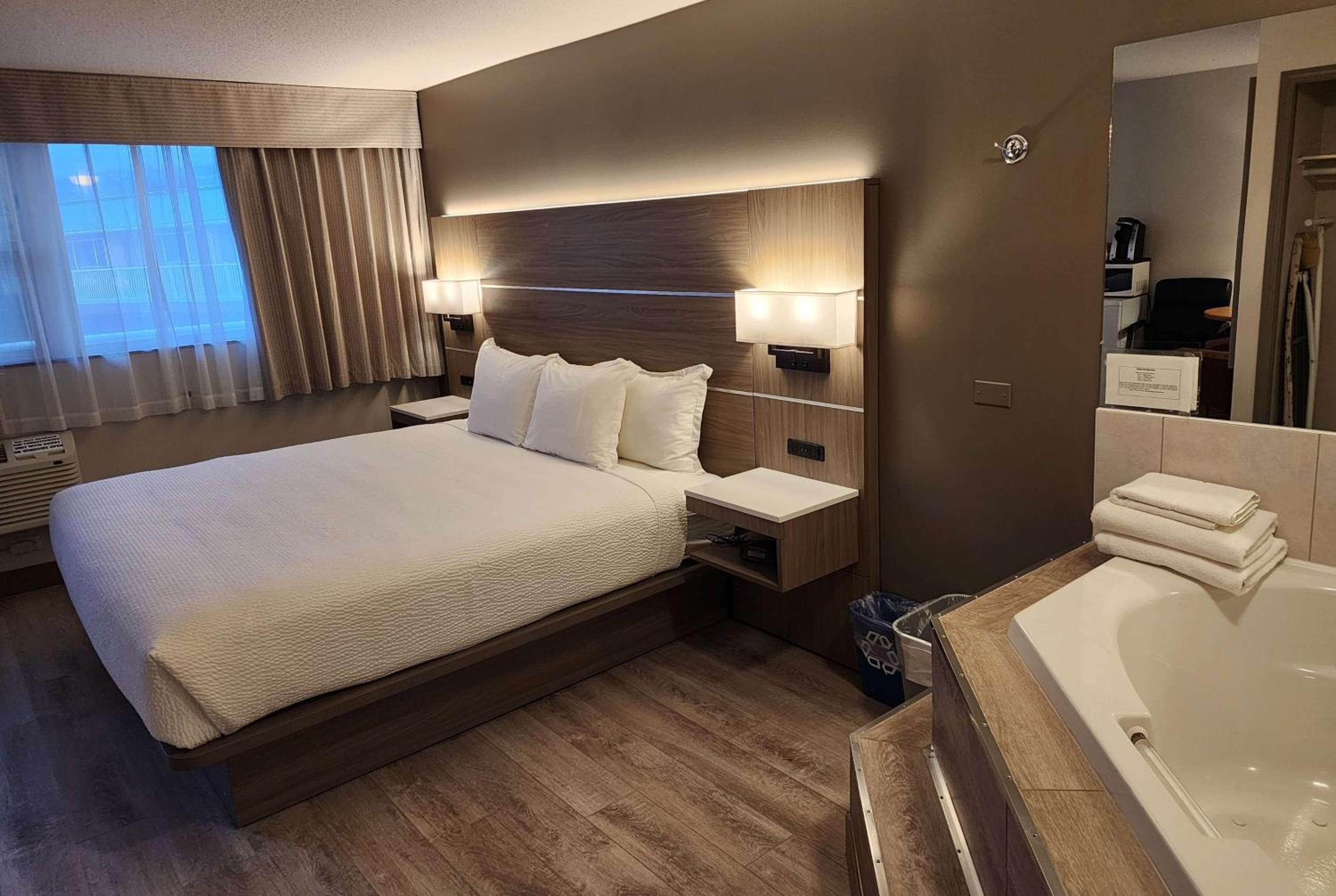 1 King Bed, Studio Suite, Courtyard View, Non-Smoking