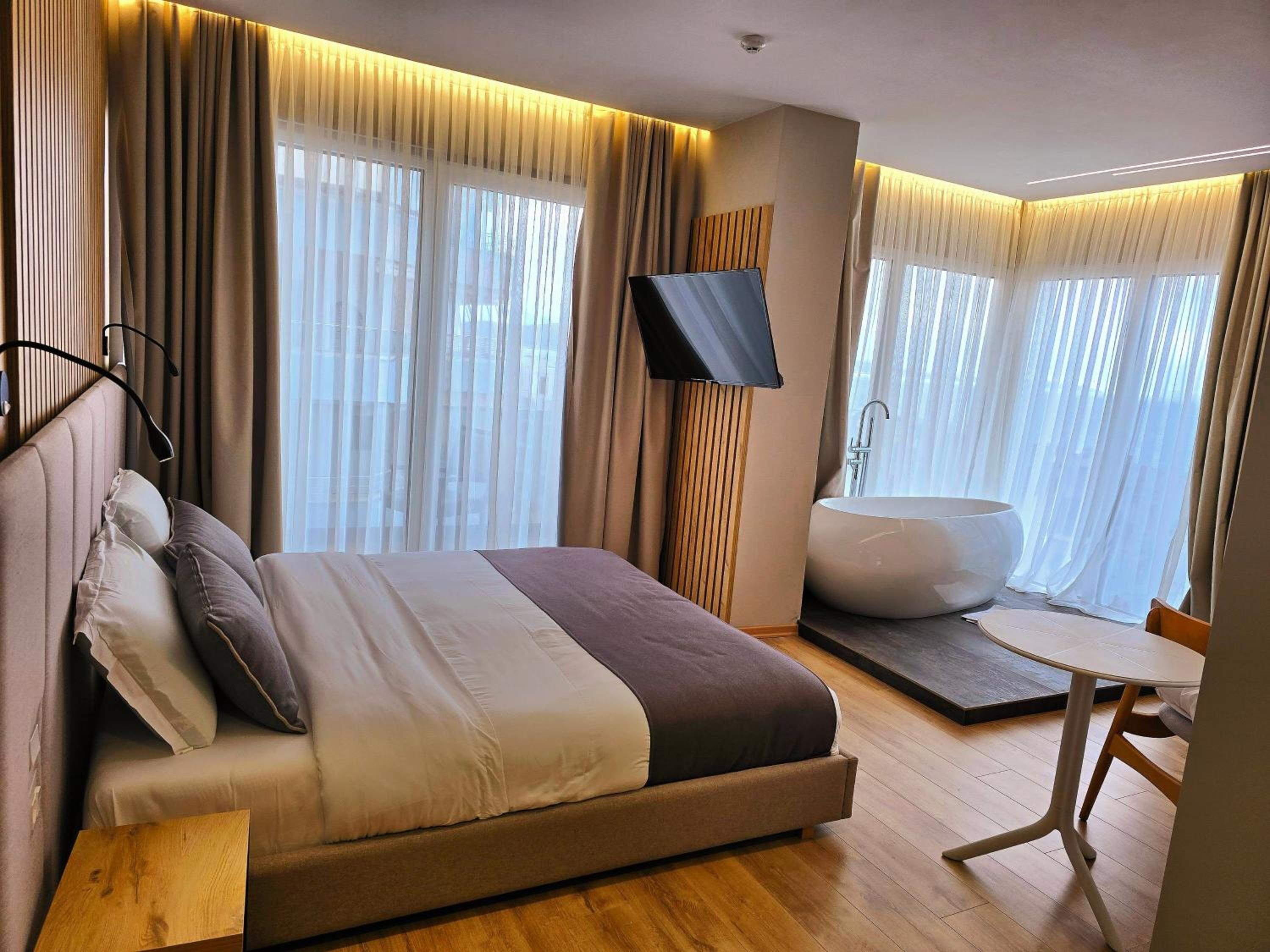 Deluxe Double Room with Balcony and Sea View with Bathtub