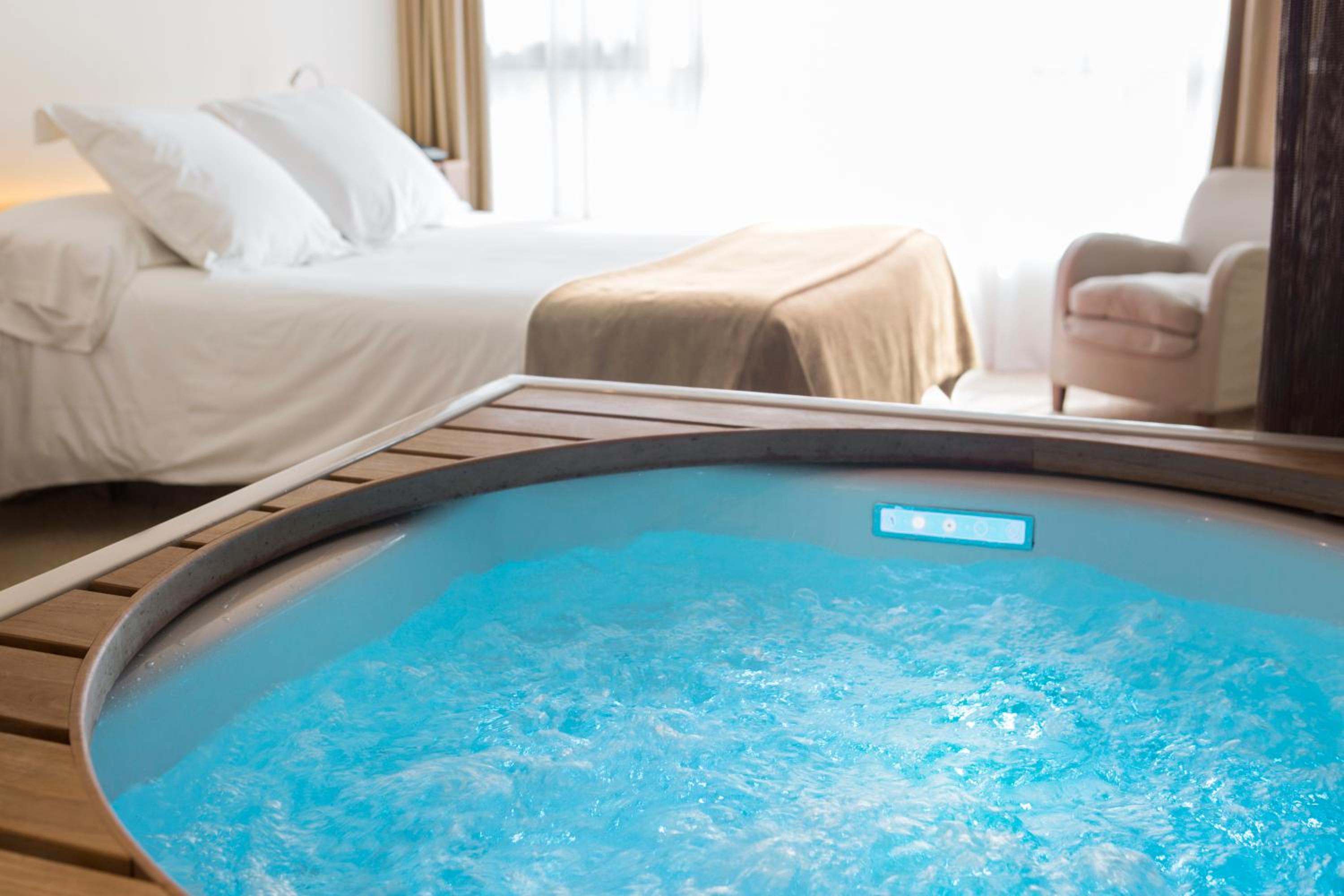 Suite Deluxe con Bañera de Hidromasaje Suite Deluxe con Bañera de Hidromasaje
