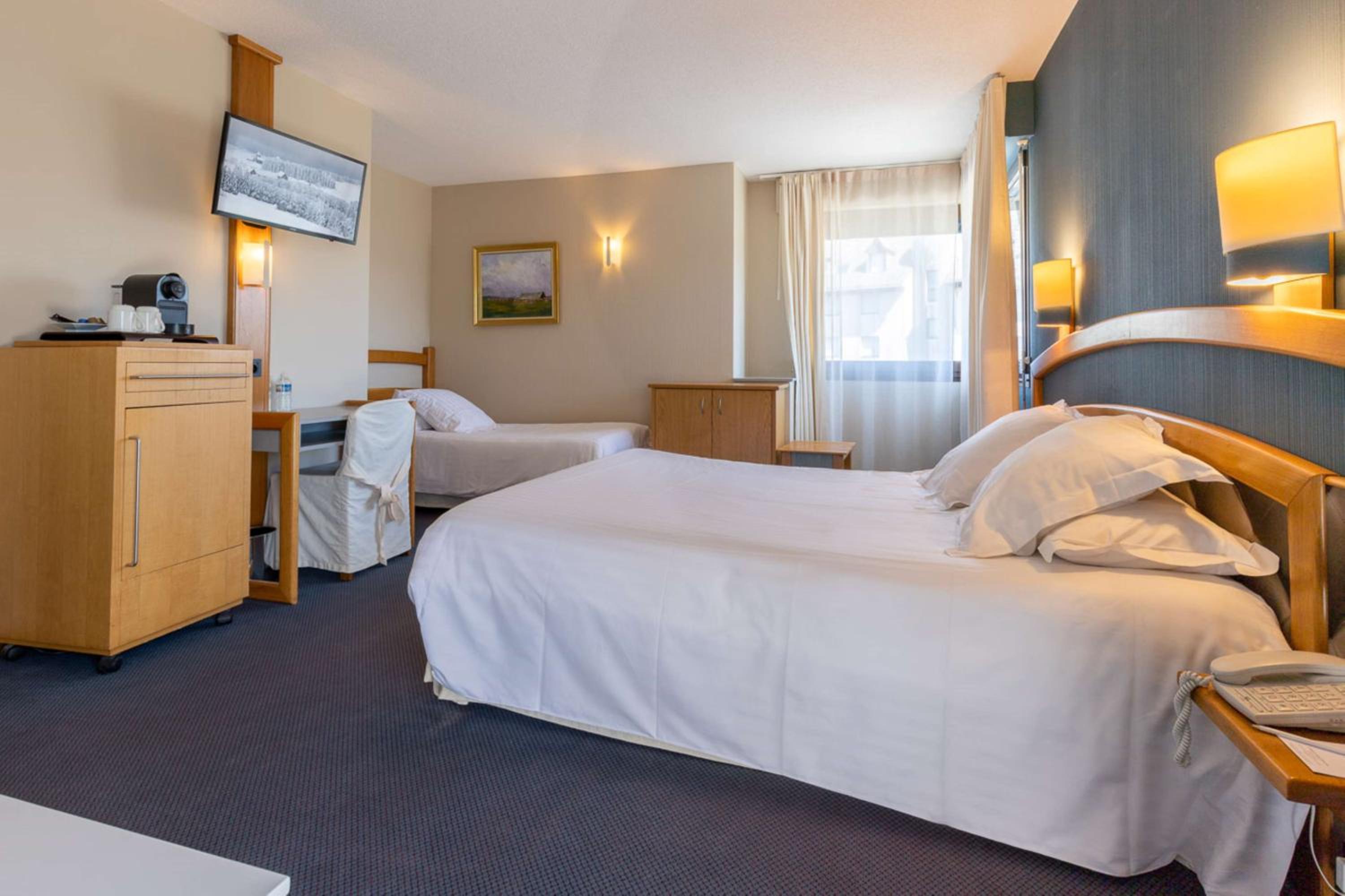 Family Room with One Queen Bed, One Single Bed and Sofa Bed - Non-Smoking Family Room with One Queen Bed, One Single Bed and Sofa Bed - Non-Smoking