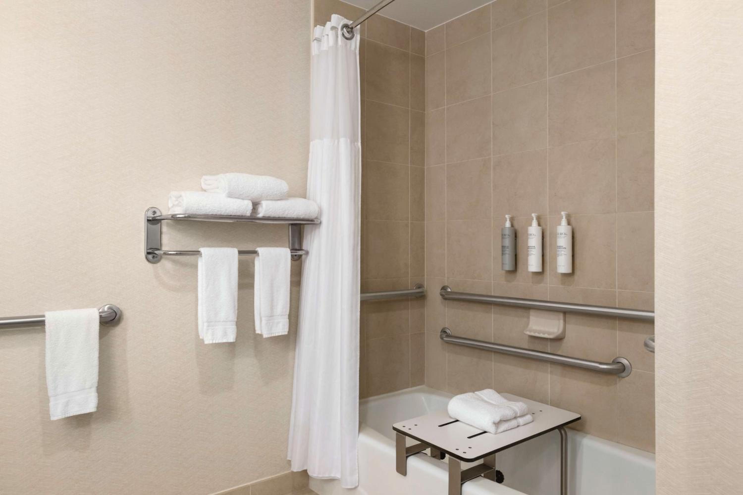 King Room with Tub - Mobility and Hearing Access - Photo 4