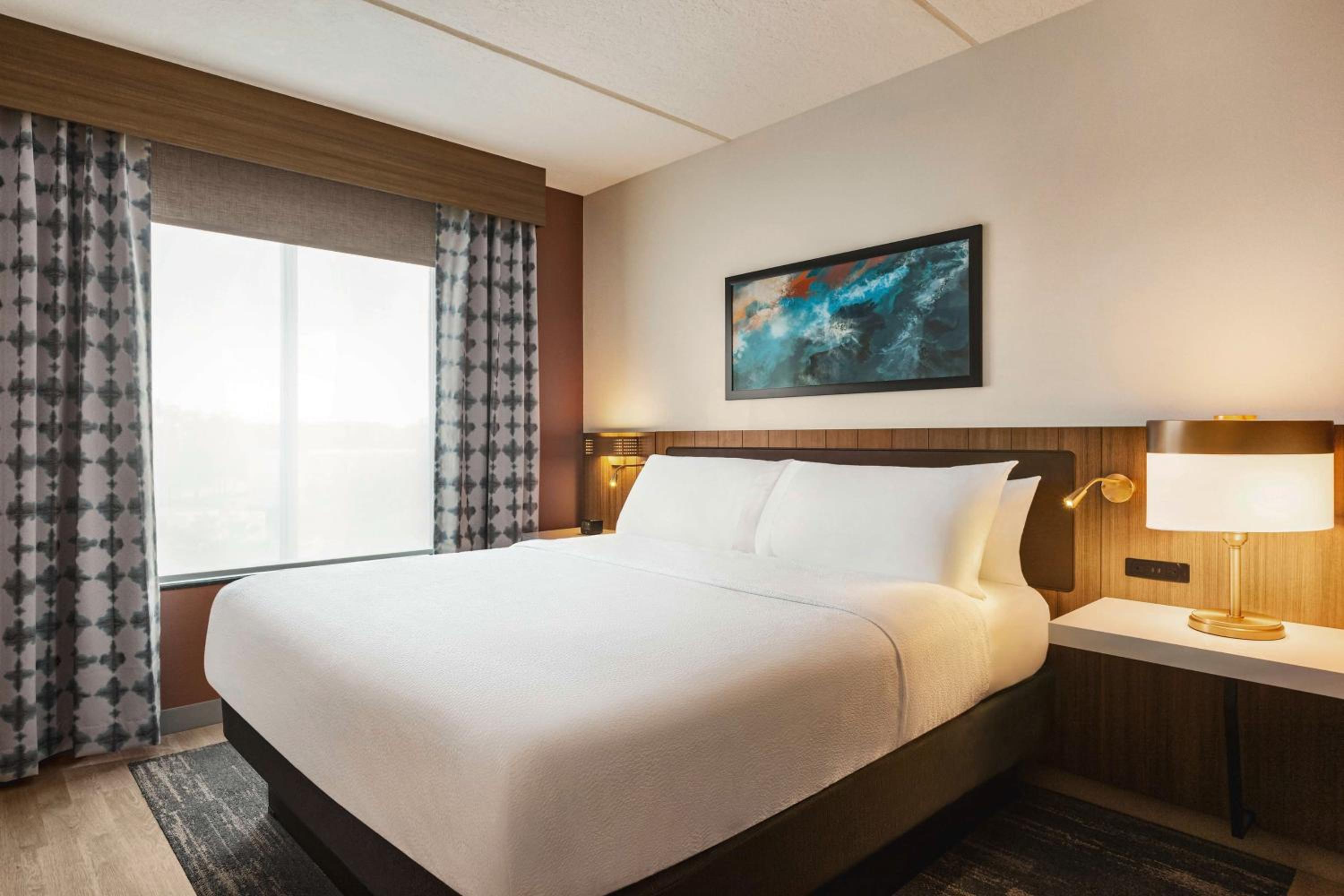 Junior King Suite with Seating Area - Photo 2