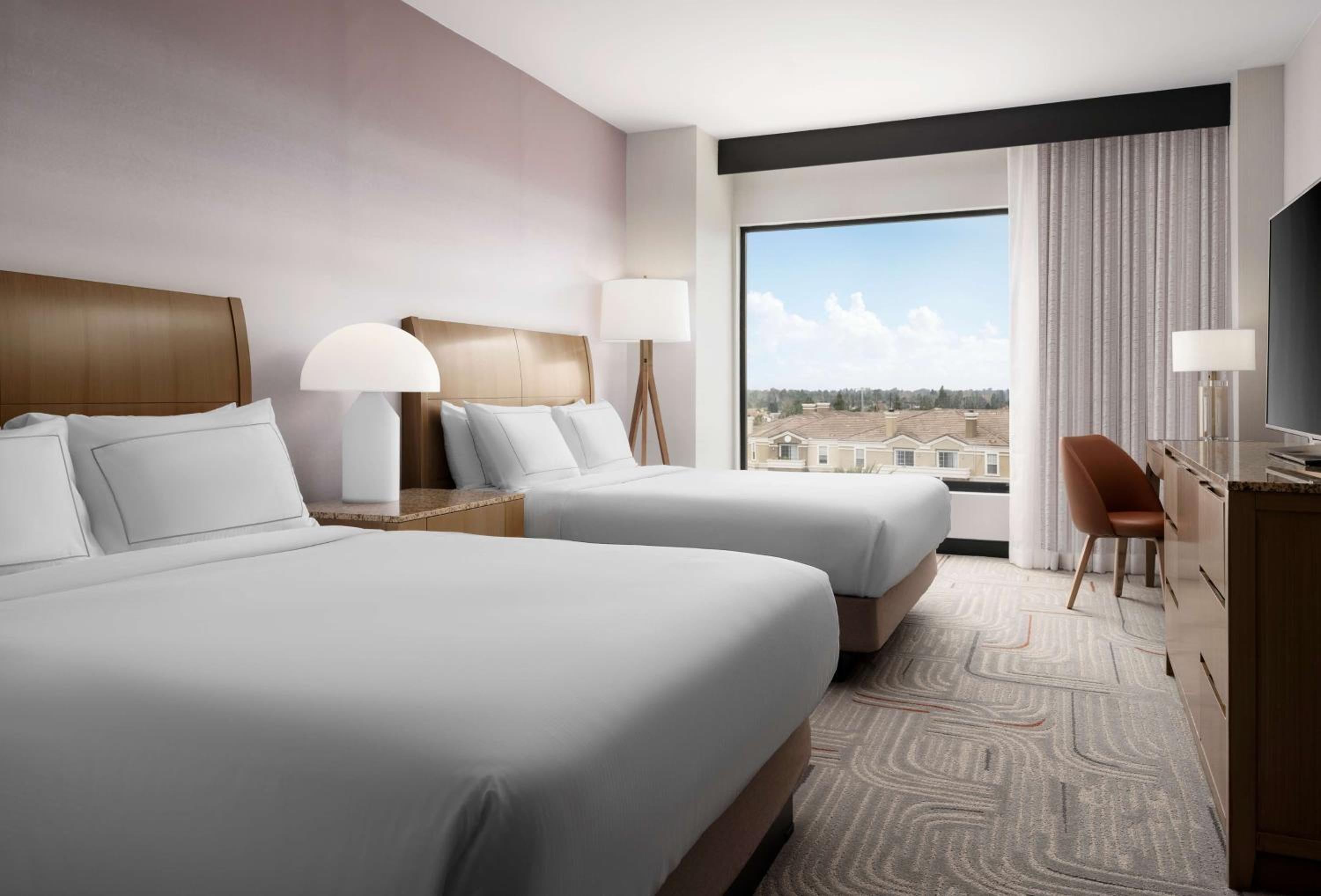 Queen Room with Two Queen Beds - Non-Smoking - Photo 6