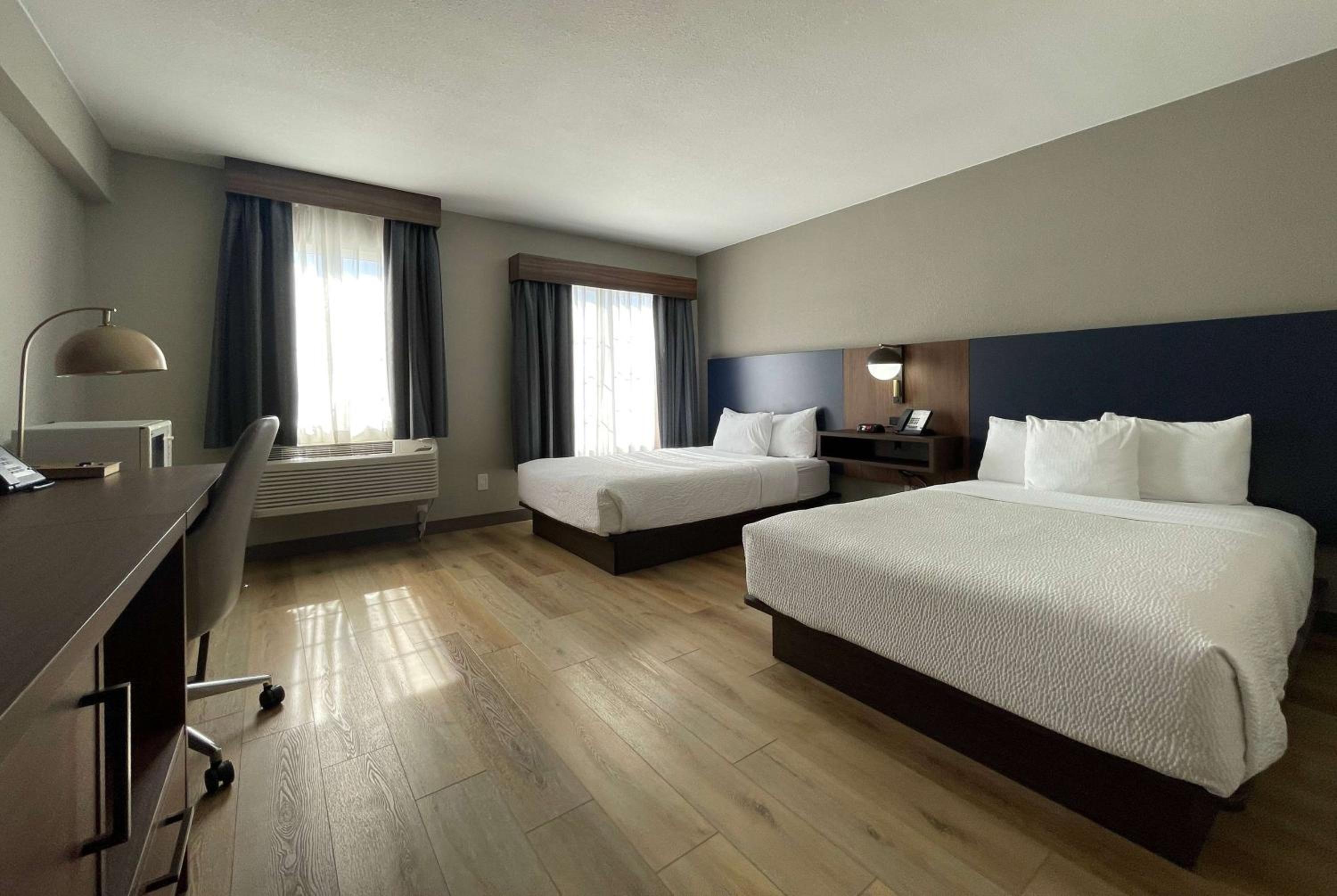 Double Room with Two Double Beds and Bath Tub - Mobility Accessible/Non-Smoking photo 1