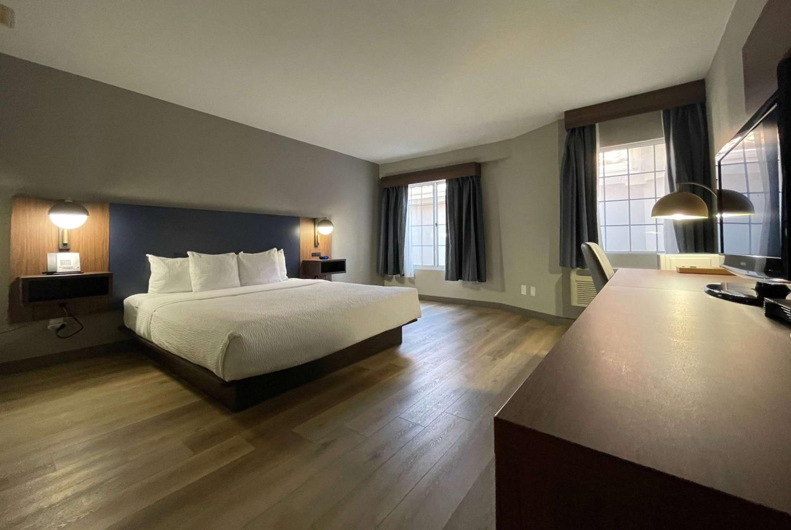 King Room with Roll-in Shower - Mobility Access/Non-Smoking photo 1