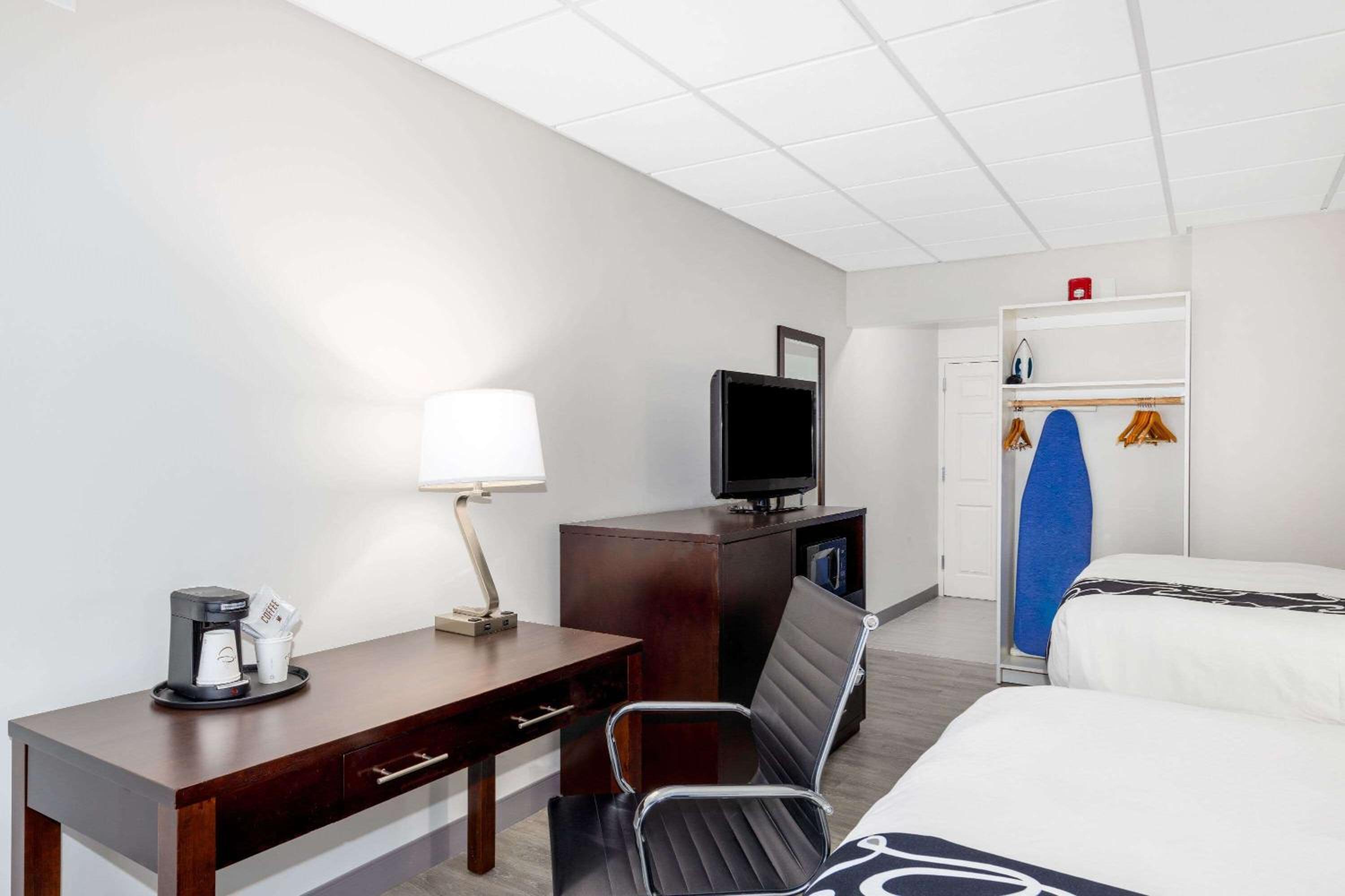 Queen Room with Two Queen Beds - Mobility Access/Non-Smoking - Photo 3