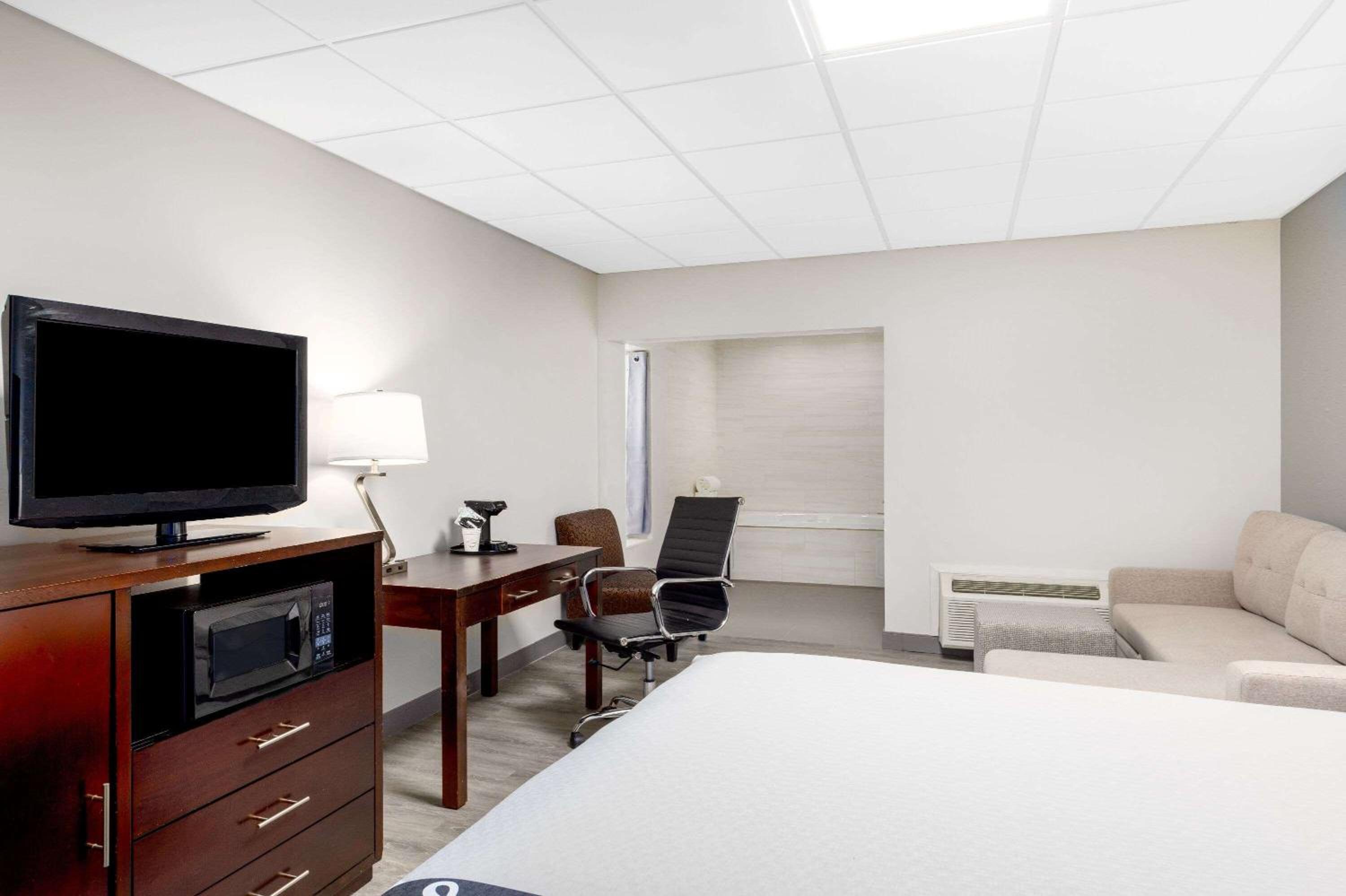 King Studio Suite - Non-Smoking - Photo 5