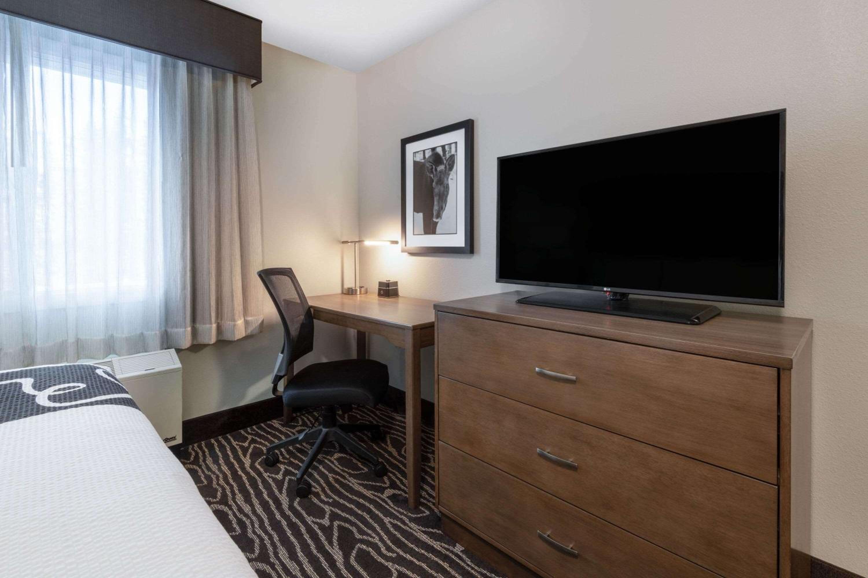 Deluxe Queen Room with Two Queen Beds - Photo 3