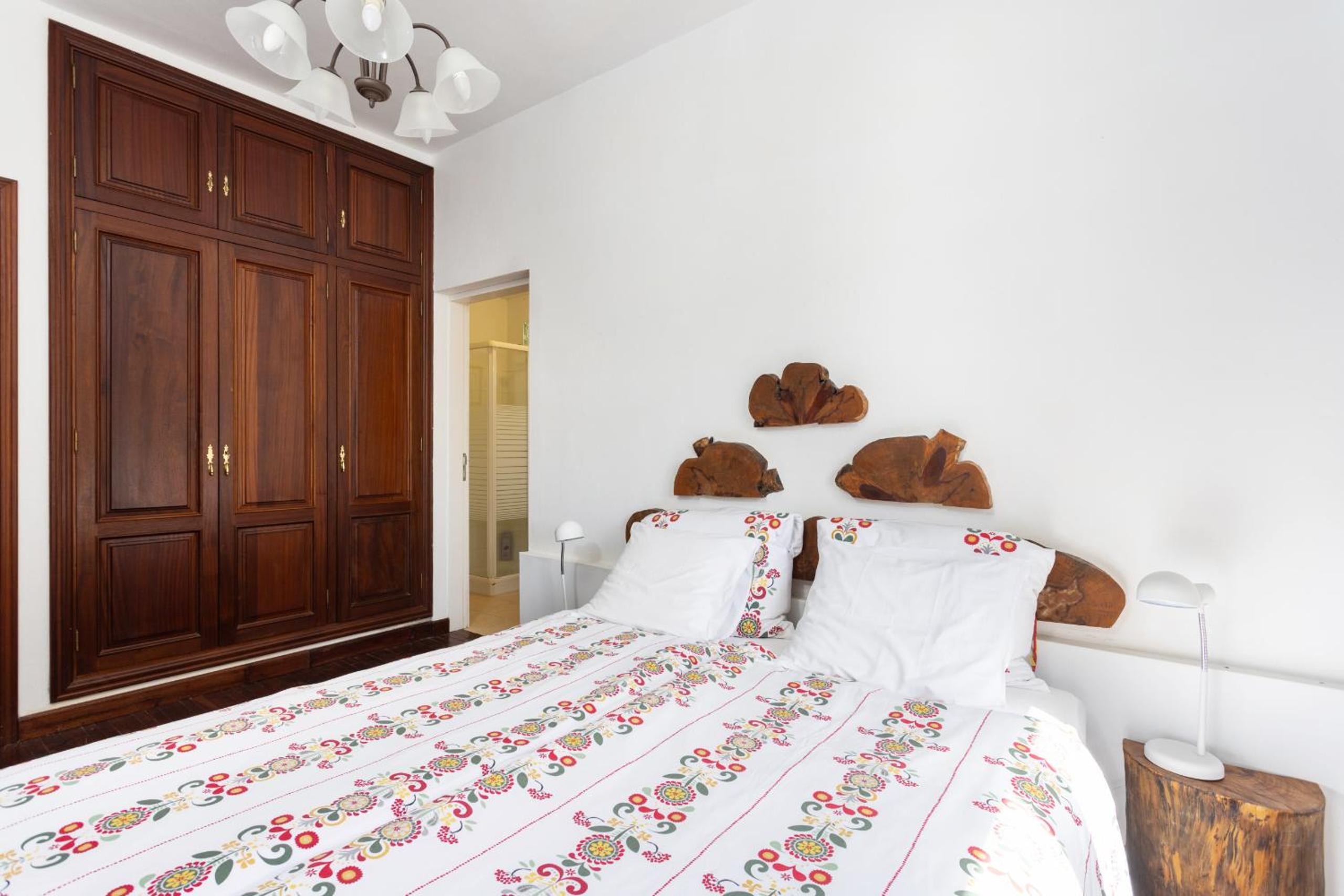 Seven-Bedroom House photo 3