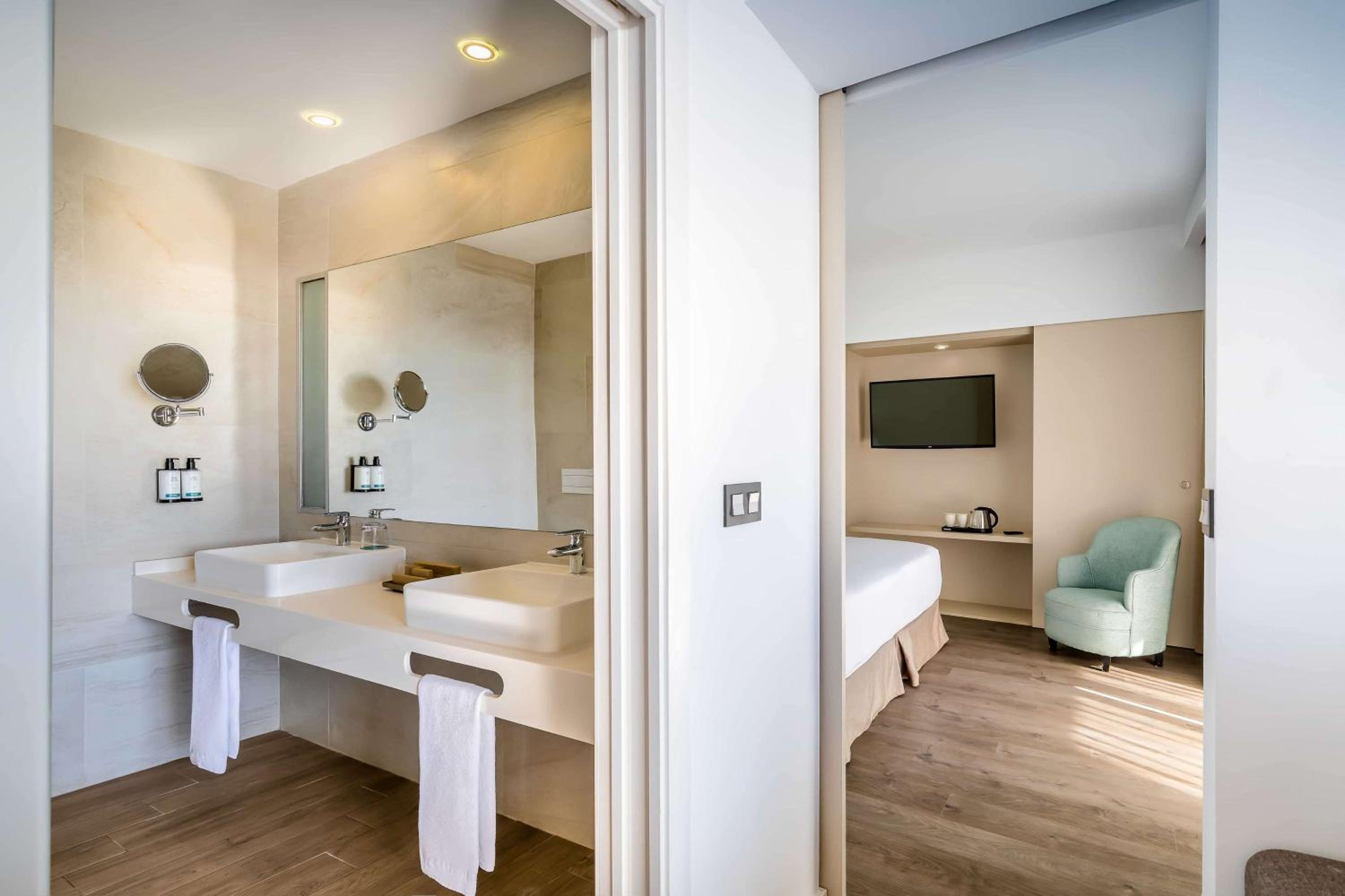 Junior Suite with Sea View (2 Adults + 1 Child) photo 2