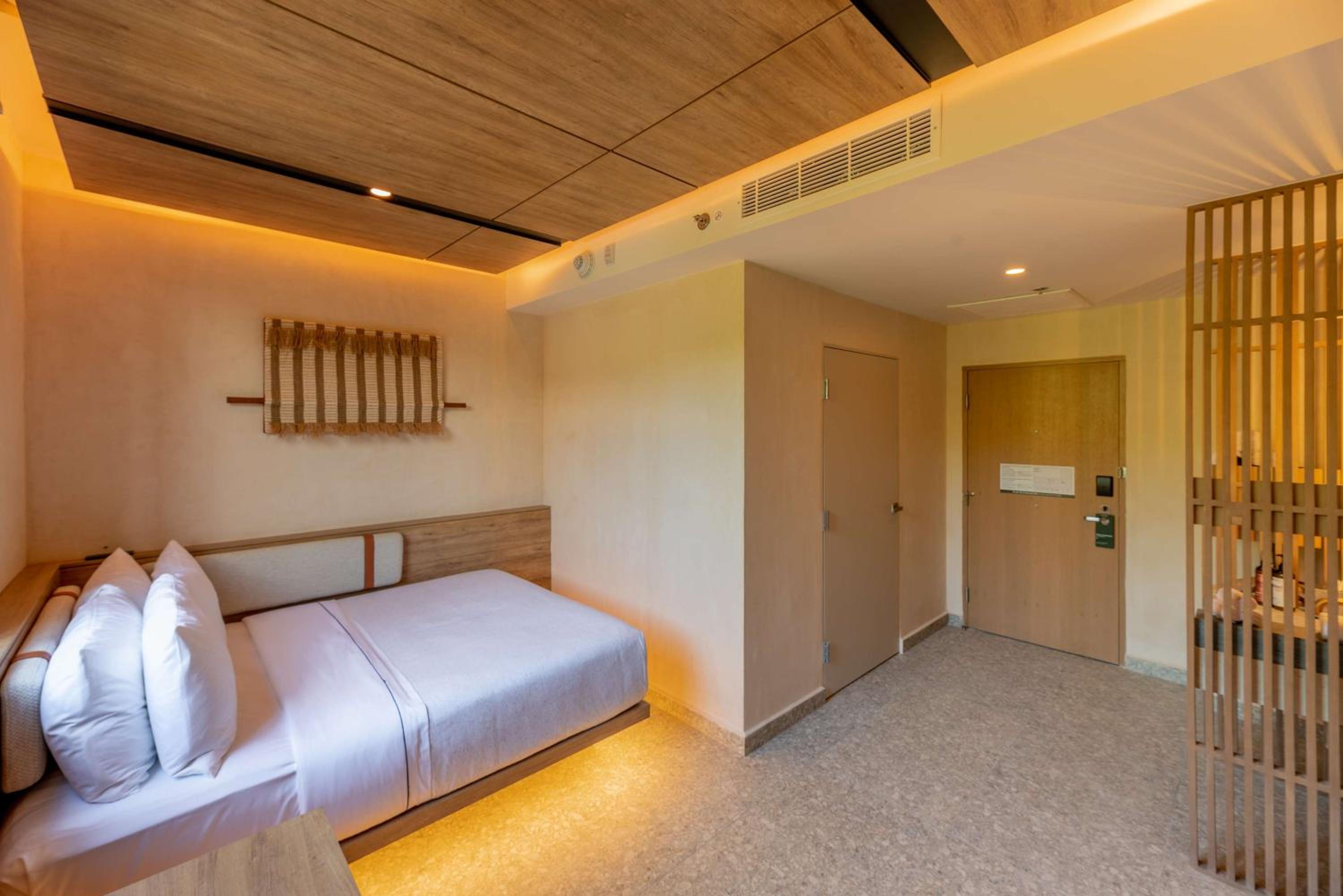 Queen Room with Mobility/Hearing Accessible 3X3 Shower - Photo 2