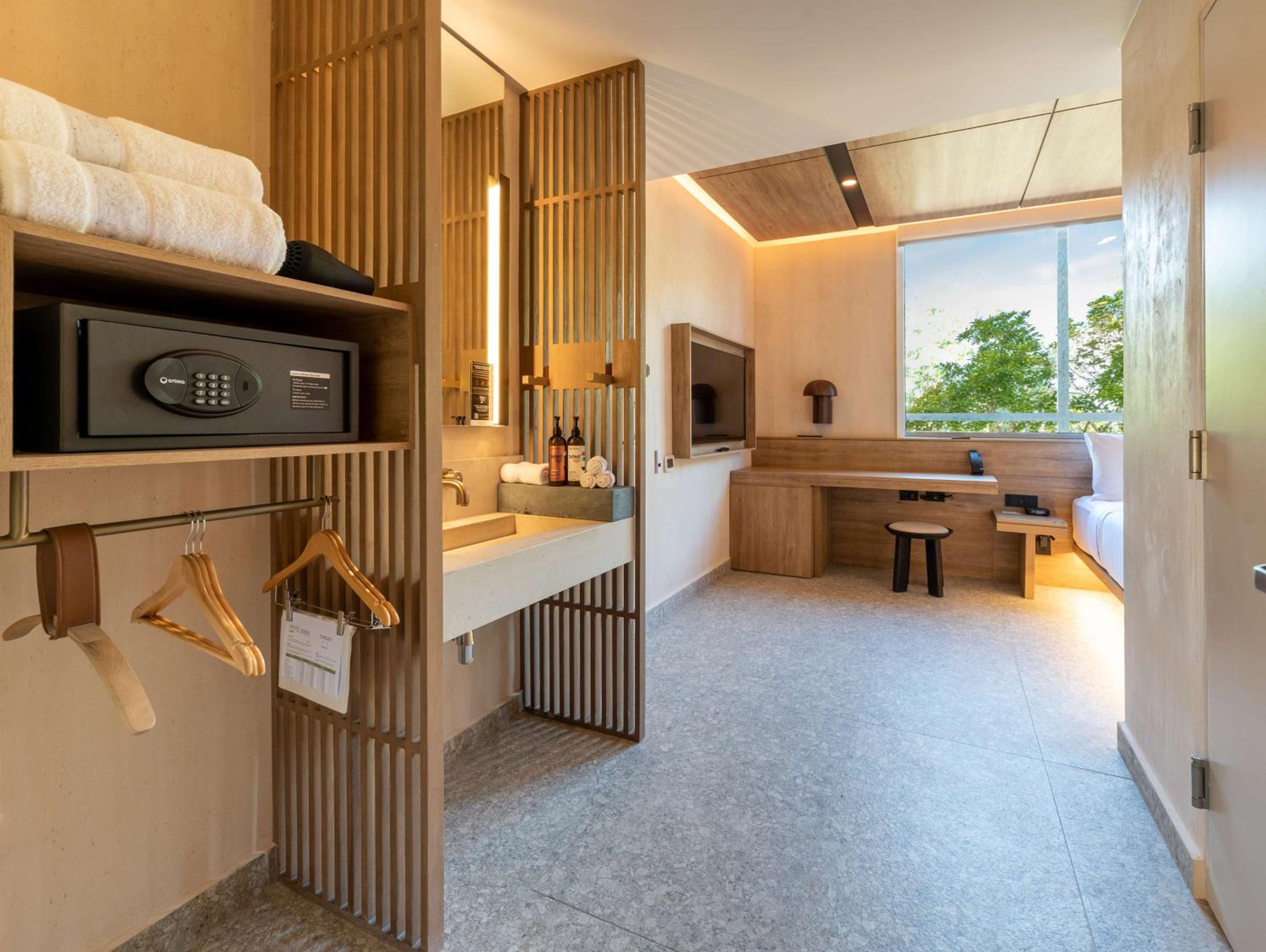Queen Room with Mobility/Hearing Accessible 3X3 Shower - Photo 5