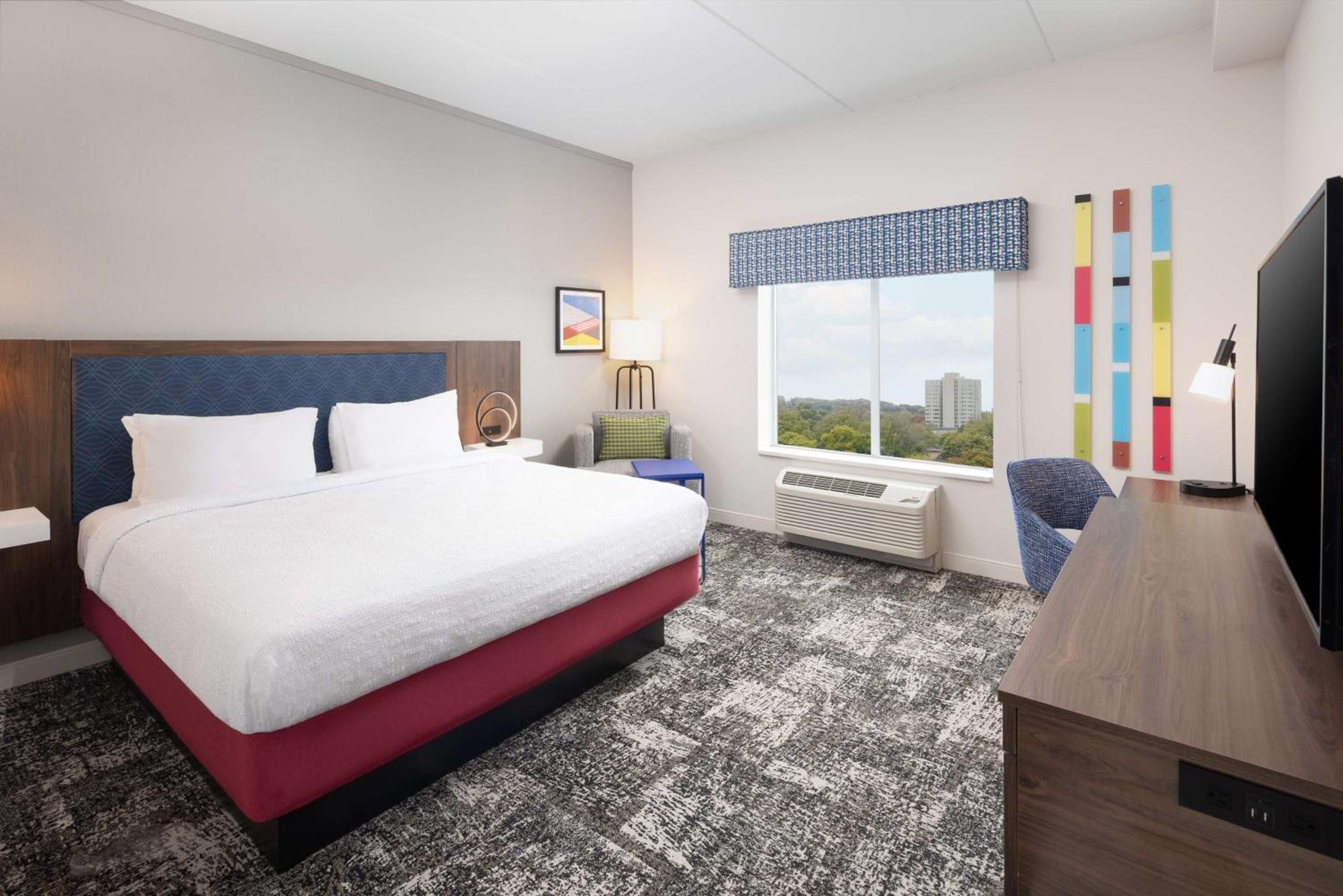 King Room with Microwave/Fridge - Photo 3