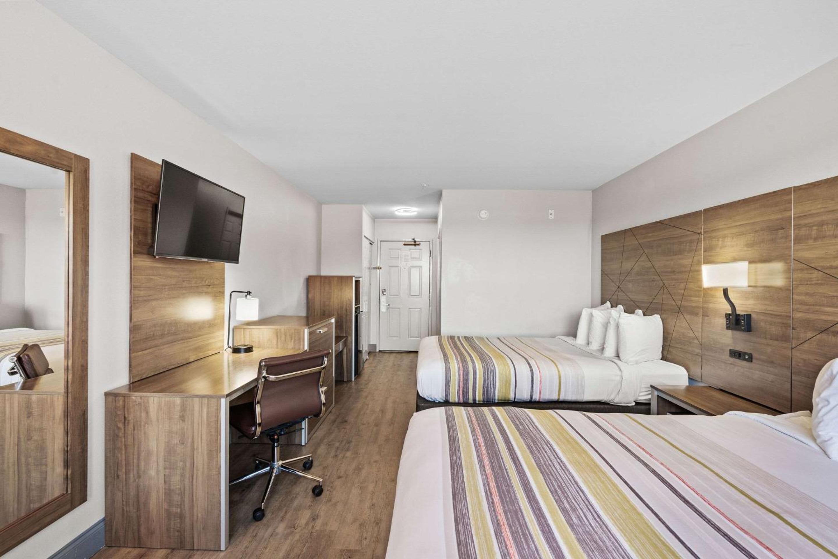 Premium Queen Room with Two Queen Beds - Non-Smoking - Photo 2