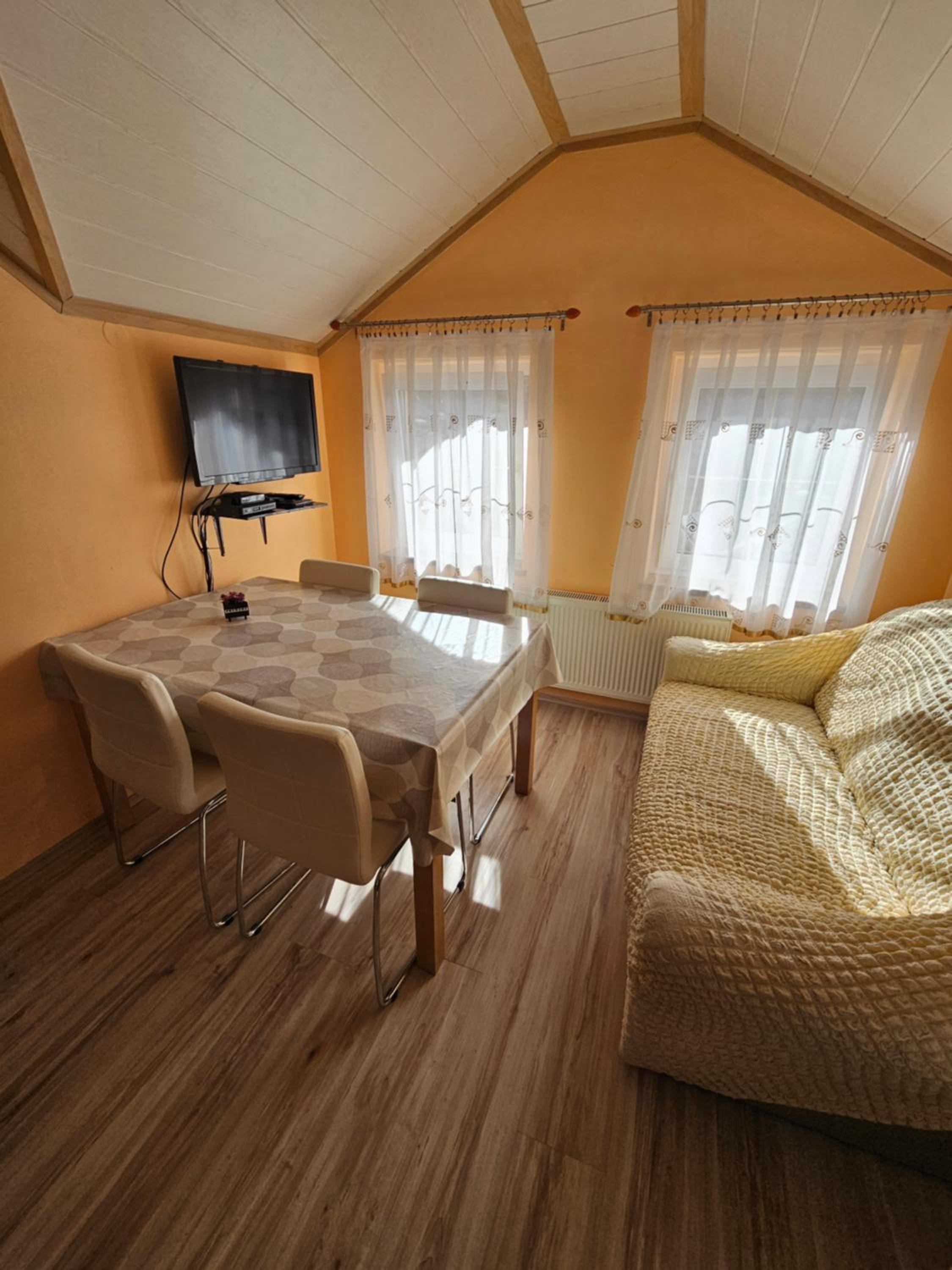 Apartment with Mountain View