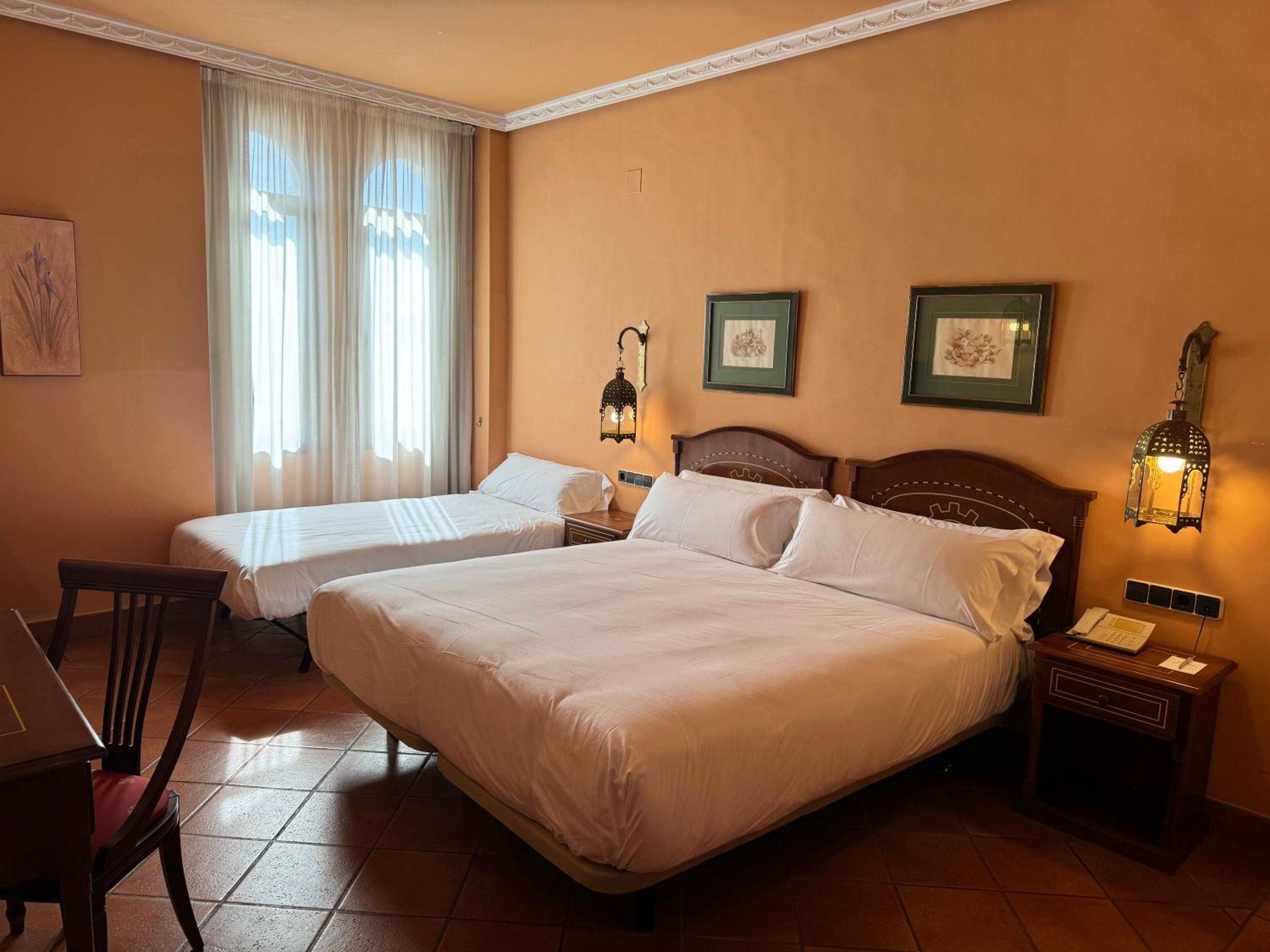 Triple Room (2 Adults + 1 Child) - Photo 3