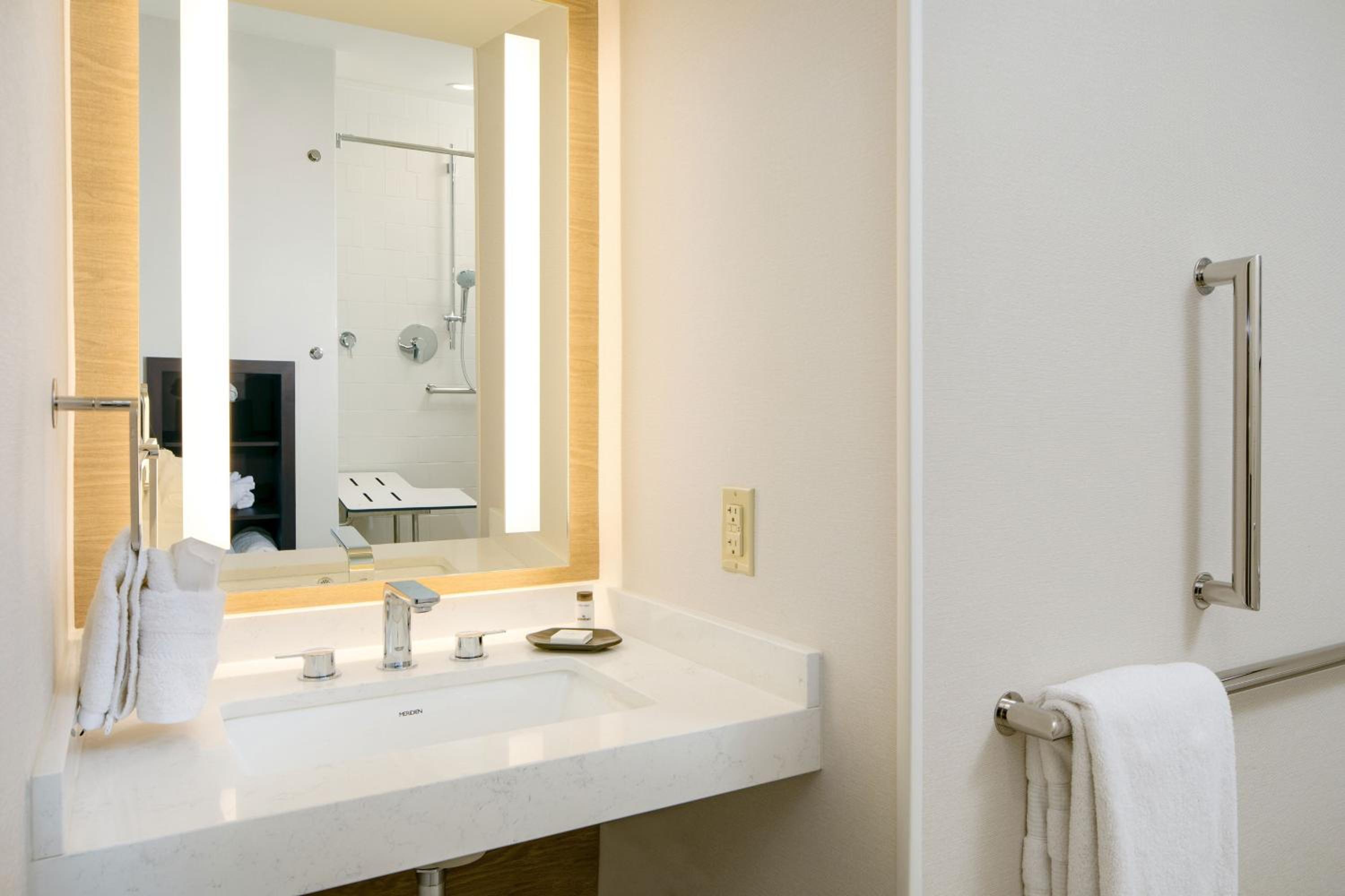 King Room with Adapted Tub - Mobility Accessible