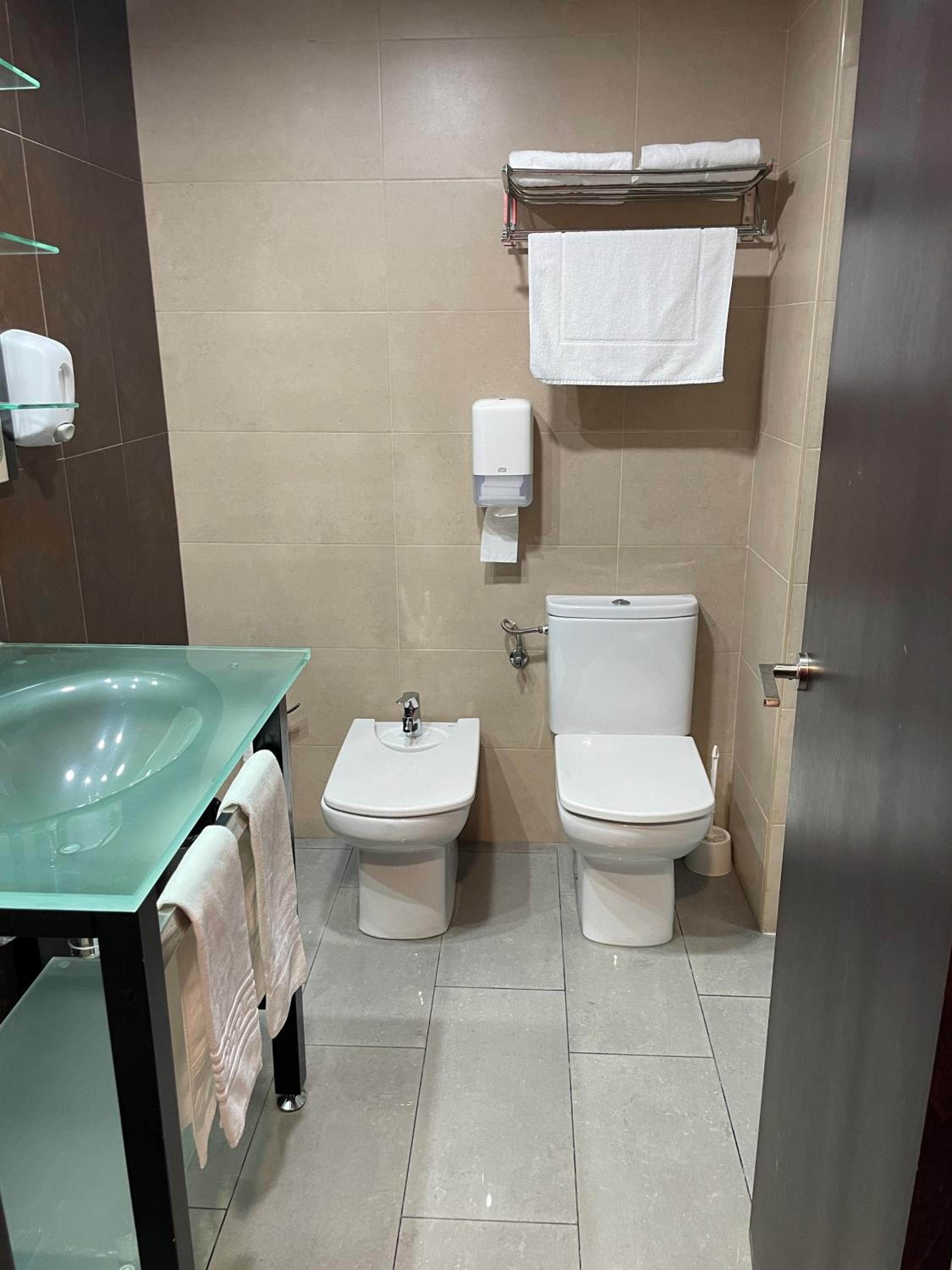 Double Or Twin Room With Private Bathroom photo 2