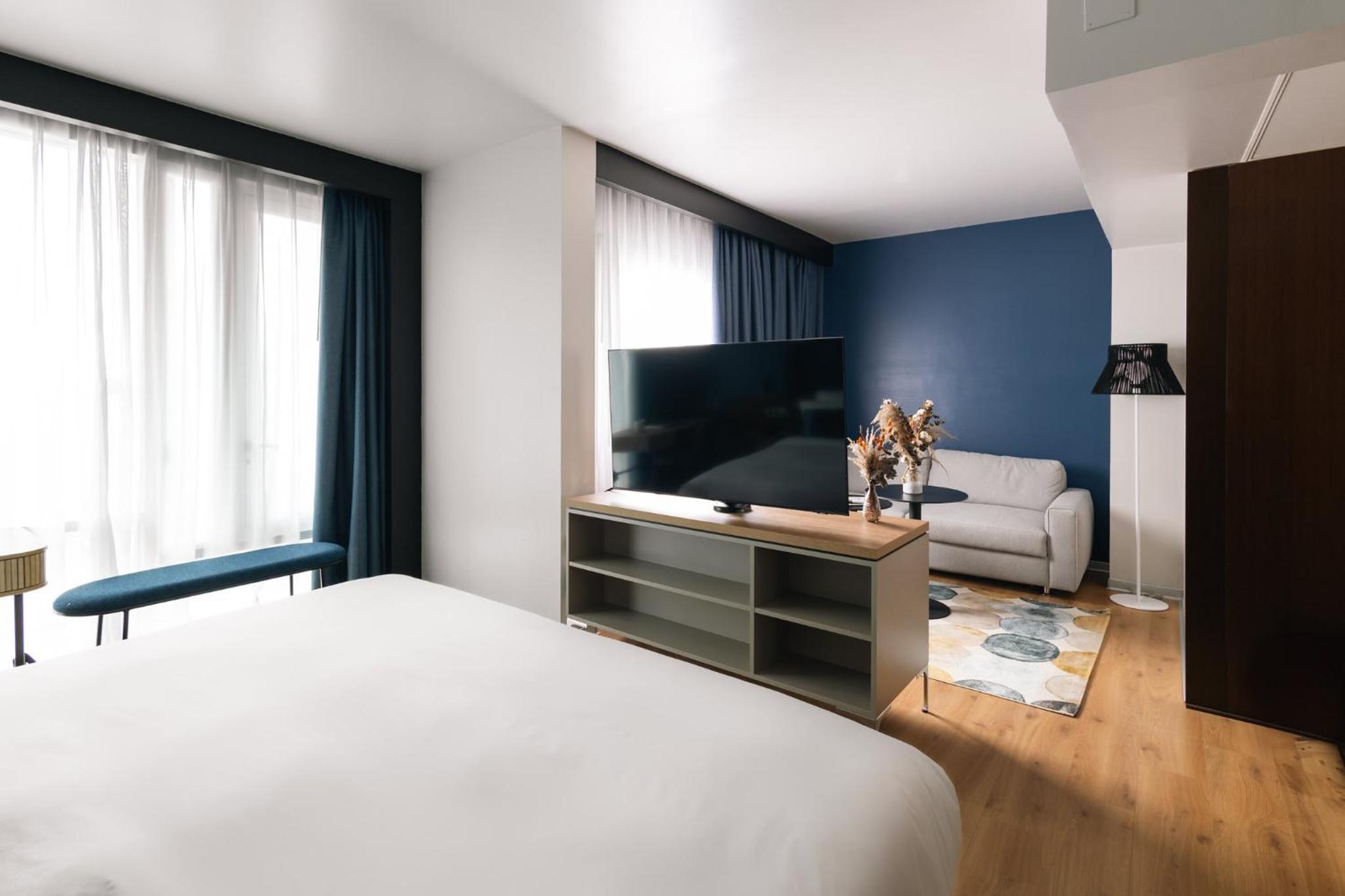 Junior King Suite with Sofa Bed - Photo 10