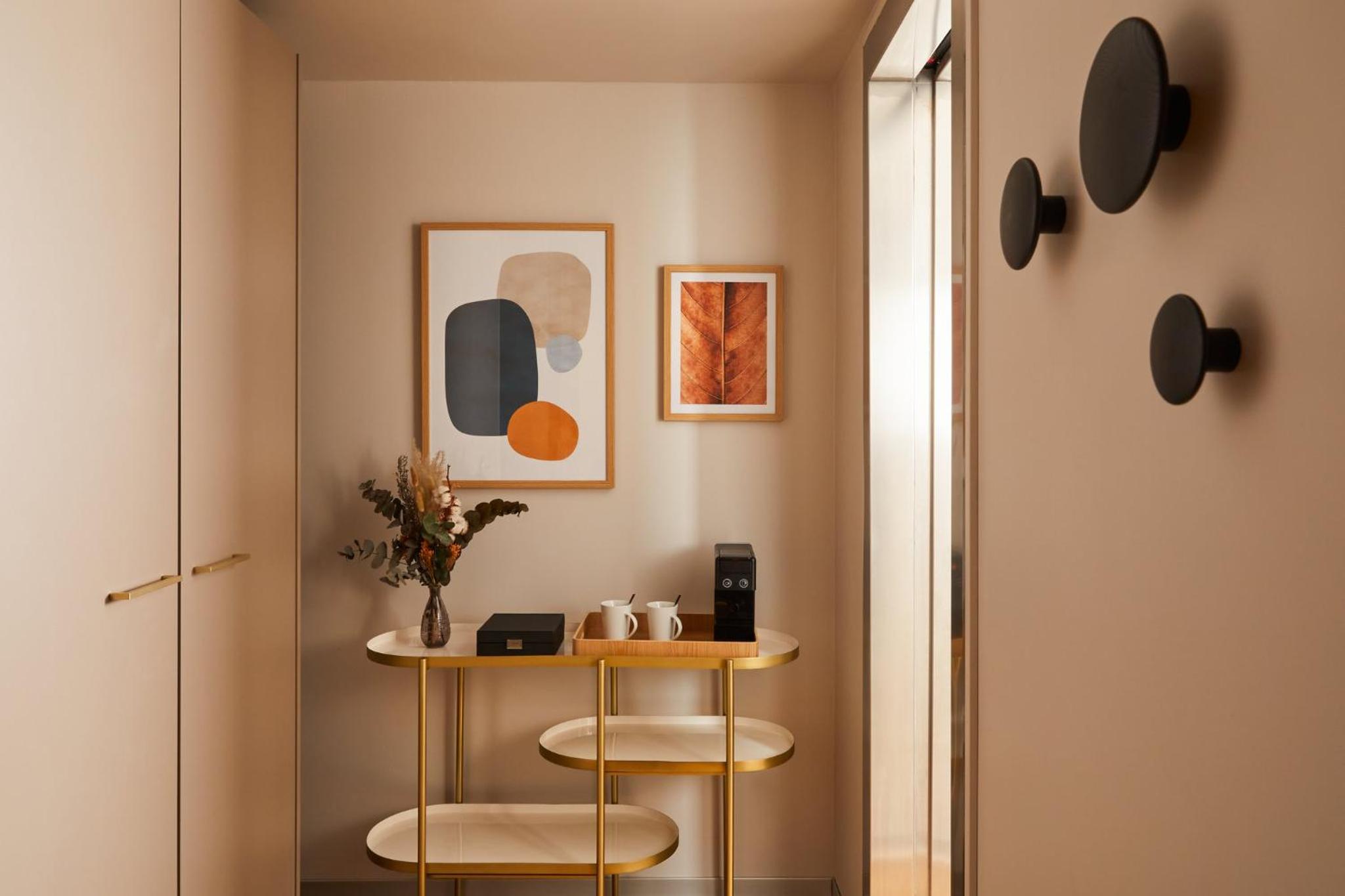 Junior King Suite with Sofa Bed - Photo 8