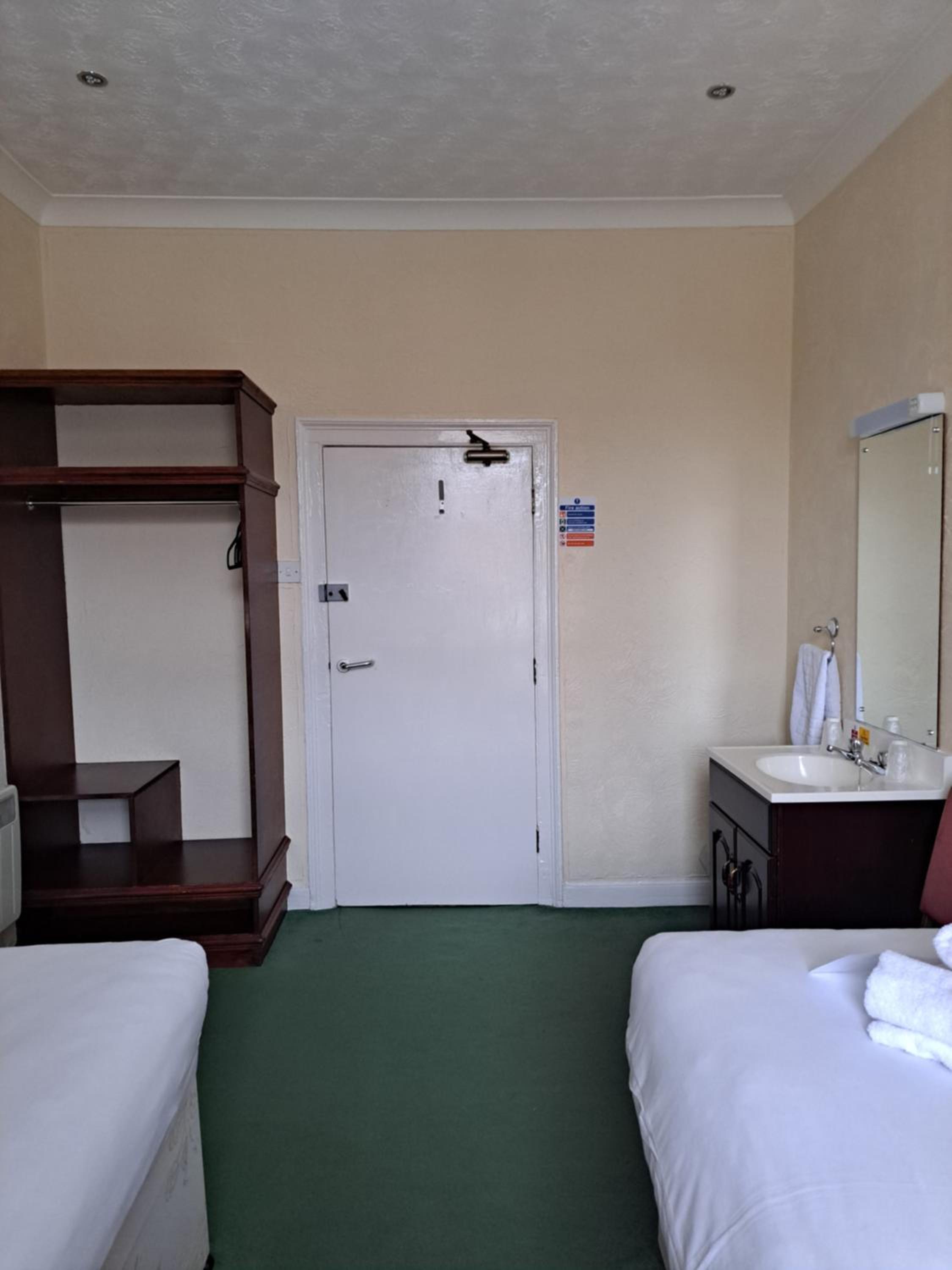 Standard Twin Room with Shared Bathroom