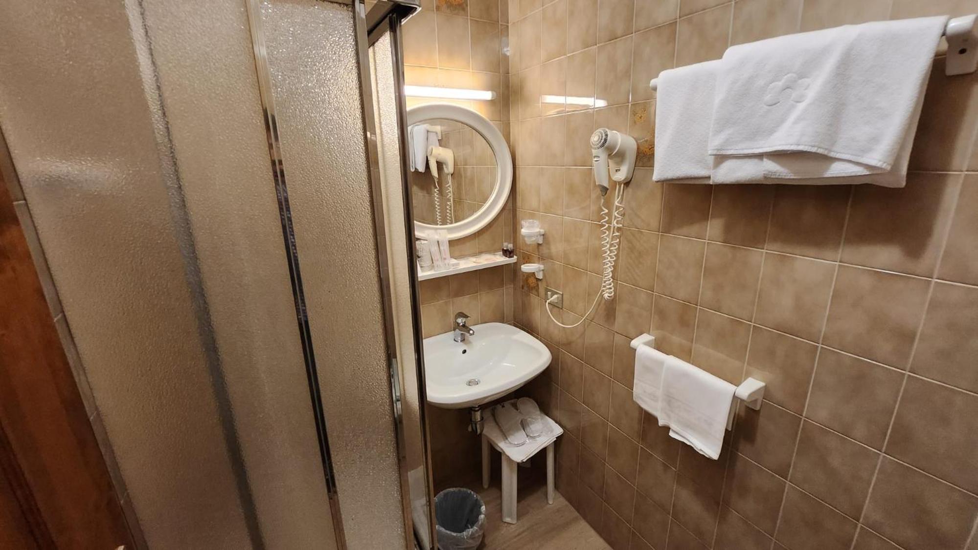 Double Room - Photo 4